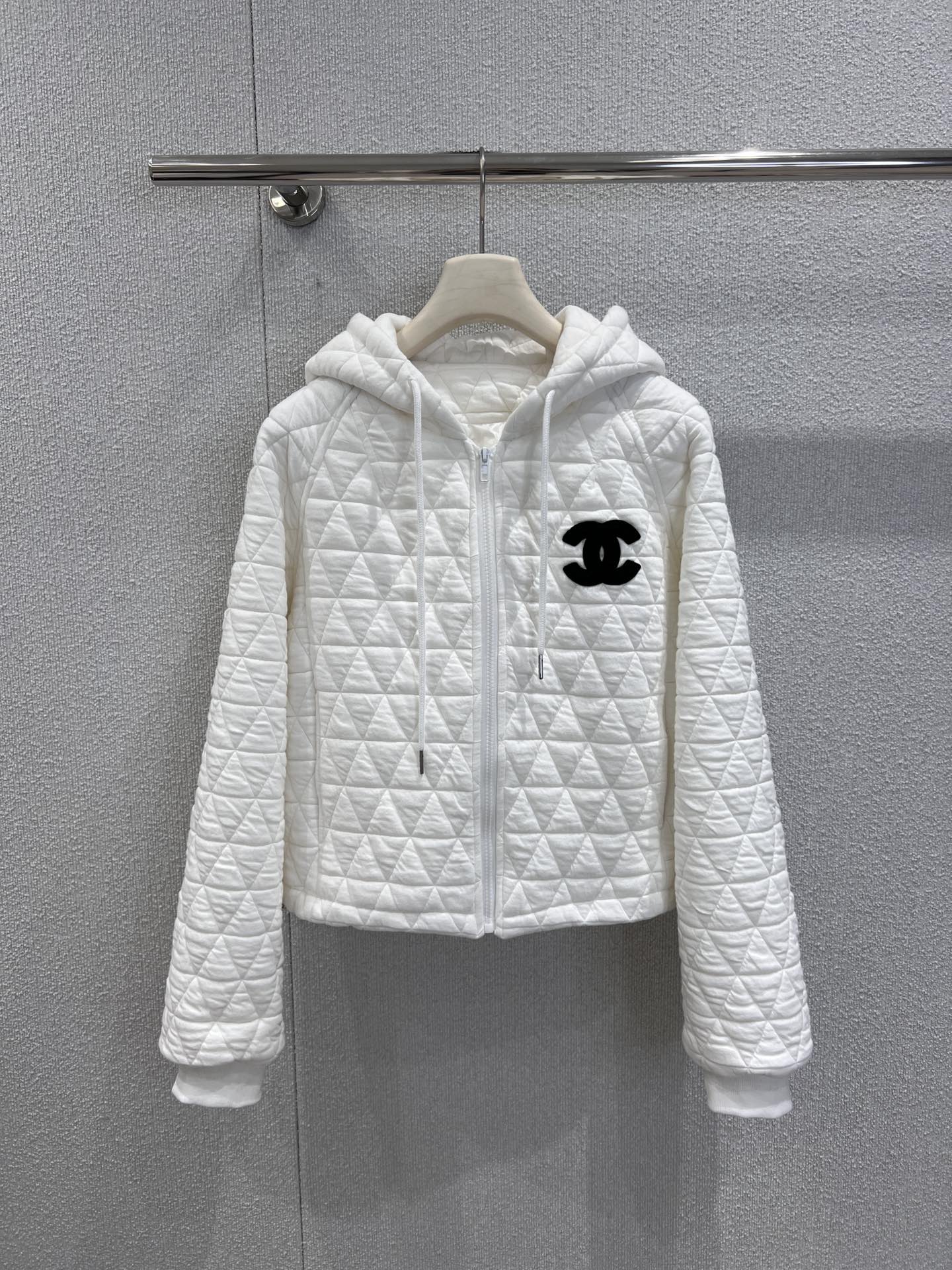 NO:622781,Supports exchange Chane* 25Fw new autumn and winter classic diamond quilted hooded suit丨Exclusive high-end version!  Black/white minimalism is blended into high-luxury texture. The quilted and thickened fabric is soft but not collapsed and has a warm tone; the matte rhombus texture is low-key and elegant without looking bloated; the hooded zipper + double C logo on the chest, the combination of slightly loose top + wide-leg pants, hide the flesh and still look casual!  Ready-made S/M/L real shot detailed pictures,,chanel,hats,alexander wang19860909支持换款 Chane* 25Fw秋冬新款 经典菱格夹棉连帽套装丨独家高版出品！把黑/白极简揉进高奢质感里.夹棉加厚面料,软而不塌自带暖调；哑光菱格纹理,低调显贵又不显臃肿；连帽拉链+胸口双C徽标,上衣微宽松+阔腿裤的组合,藏肉又能穿出随性气场！现货发售S/M/L实拍细节图,,chanel,hats,alexander wang,Women's clothing