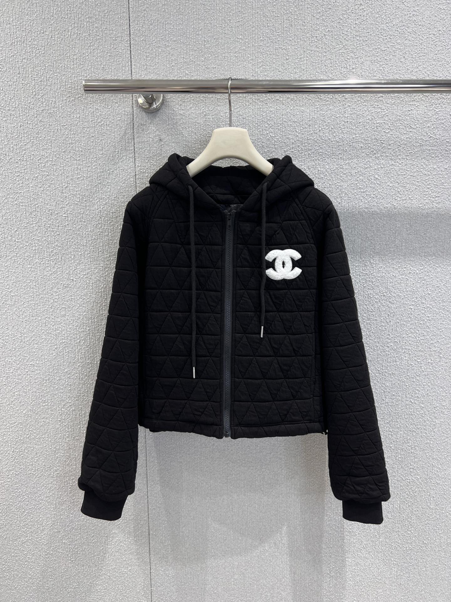 NO:622796,Supports exchange Chane* 25Fw new autumn and winter classic diamond quilted hooded suit丨Exclusive high-end version!  Black/white minimalism is blended into high-luxury texture. The quilted and thickened fabric is soft but not collapsed and has a warm tone; the matte rhombus texture is low-key and elegant without looking bloated; the hooded zipper + double C logo on the chest, the combination of a slightly loose top + wide-leg pants, hide the flesh and still look casual!  Ready-made S/M/L real shot details,,chanel,hats,alexander wang19860909支持换款 Chane* 25Fw秋冬新款 经典菱格夹棉连帽套装丨独家高版出品！把黑/白极简揉进高奢质感里.夹棉加厚面料,软而不塌自带暖调；哑光菱格纹理,低调显贵又不显臃肿；连帽拉链+胸口双C徽标,上衣微宽松+阔腿裤的组合,藏肉又能穿出随性气场！现货发售S/M/L实拍细节图,,chanel,hats,alexander wang,Women's clothing