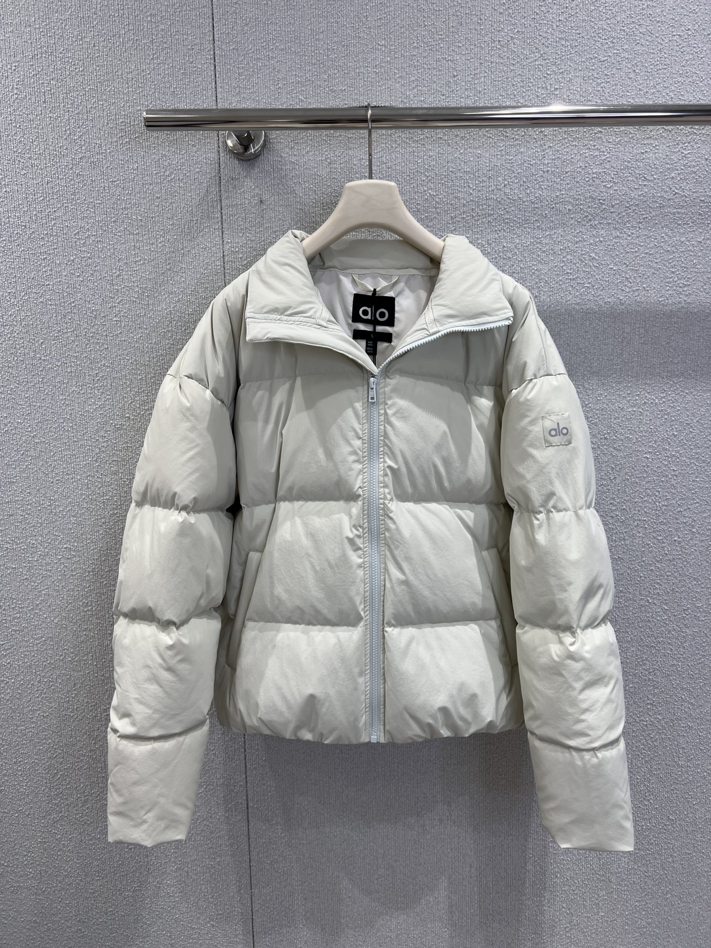 NO:622769,/With dust bag Alo 25FW new autumn and winter light sweet color stand collar fluffy down jacket丨Exclusive high-end version!  Low saturation macaron color + fluffy stand-up collar, light down filling, soft but warm enough; matte fabric has a delicate texture, not bulky and more casual; full-zip stand-up collar + mini logo on the sleeve side, short cut just stuck to the waistline, showing height and suitable for all kinds of bottoms!  Ready sale S/M/L real shot details,,down jacket,alexander wang19860909/配防尘袋 Alo 25FW秋冬新款 轻甜色系立领蓬松羽绒服丨独家高版出品！低饱和马卡龙色系+立领蓬松版型,轻盈羽绒填充,软乎乎却足够保暖；哑光面料自带细腻质感,不显臃肿更显随性；全拉链立领+袖侧mini徽标,短款剪裁刚好卡在腰线,显高又适配各种下装！现货发售S/M/L实拍细节图,,down jacket,alexander wang,Women's clothing