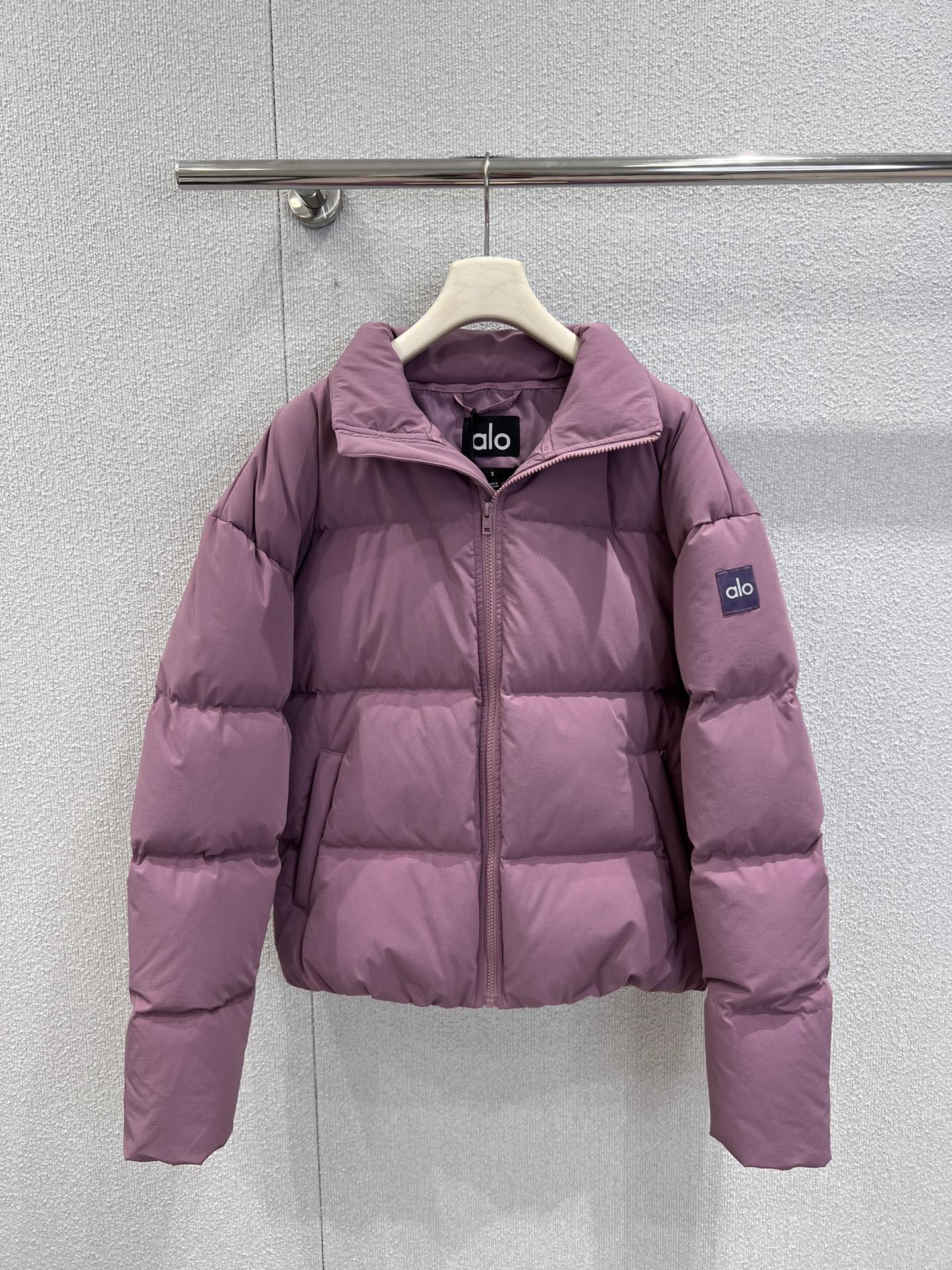 NO:622759,Comes with dust bag Alo 25FW new autumn and winter light sweet color stand collar fluffy down jacket丨Exclusive high-end version!  Low saturation macaron color + fluffy stand-up collar, light down filling, soft but warm enough; matte fabric has a delicate texture, not bulky and more casual; full-zip stand-up collar + mini logo on the sleeve side, short cut just stuck to the waistline, showing height and suitable for all kinds of bottoms!  Ready sale S/M/L real shot details,,down jacket,alexander wang19860909配防尘袋 Alo 25FW秋冬新款 轻甜色系立领蓬松羽绒服丨独家高版出品！低饱和马卡龙色系+立领蓬松版型,轻盈羽绒填充,软乎乎却足够保暖；哑光面料自带细腻质感,不显臃肿更显随性；全拉链立领+袖侧mini徽标,短款剪裁刚好卡在腰线,显高又适配各种下装！现货发售S/M/L实拍细节图,,down jacket,alexander wang,Women's clothing