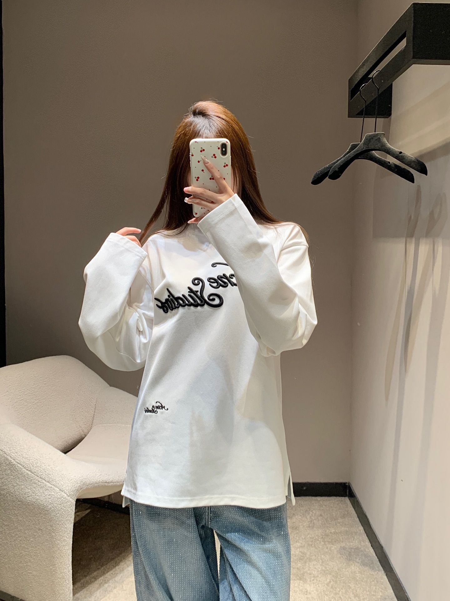 NO:621890,Acne Stud*os 25FW new autumn and winter loose letter embroidered long-sleeved T-shirt丨Exclusively developed by yb!  High quality production!  Three-dimensional embroidery technology, the lines have a relaxed feeling of retro floral patterns, not rigid printing, it has obvious texture to the touch, and is low-key and delicate; there are also small embroideries of the same series hidden on the side, oversize loose tailoring + slightly long length, which can hide the flesh and easily wear the lazy feeling of 'missing clothes'; the cuffs are designed with micro piles, giving a casual atmosphere when raising the hands, and are super friendly to all kinds of body types~ Ready for sale S/M/L,,acne  studios,versace,tees,t-shirt,alexander wang19860909Acne Stud*os 25FW秋冬新款 宽松字母刺绣长袖T恤丨独家yb开发！高版出品！立体刺绣工艺,线条带着复古花体的松弛感,不是死板的印刷,摸上去有明显的肌理感,低调中透着精致；侧边还藏了同系列小刺绣,oversize宽松剪裁+微长衣长,既能藏肉又能轻松穿出“下衣失踪”的慵懒感；袖口做了微堆设计,抬手间自带随性氛围,对各种身材都超友好~现货发售S/M/L,,acne studios,versace,tees，t-shirt,alexander wang,Women's clothing