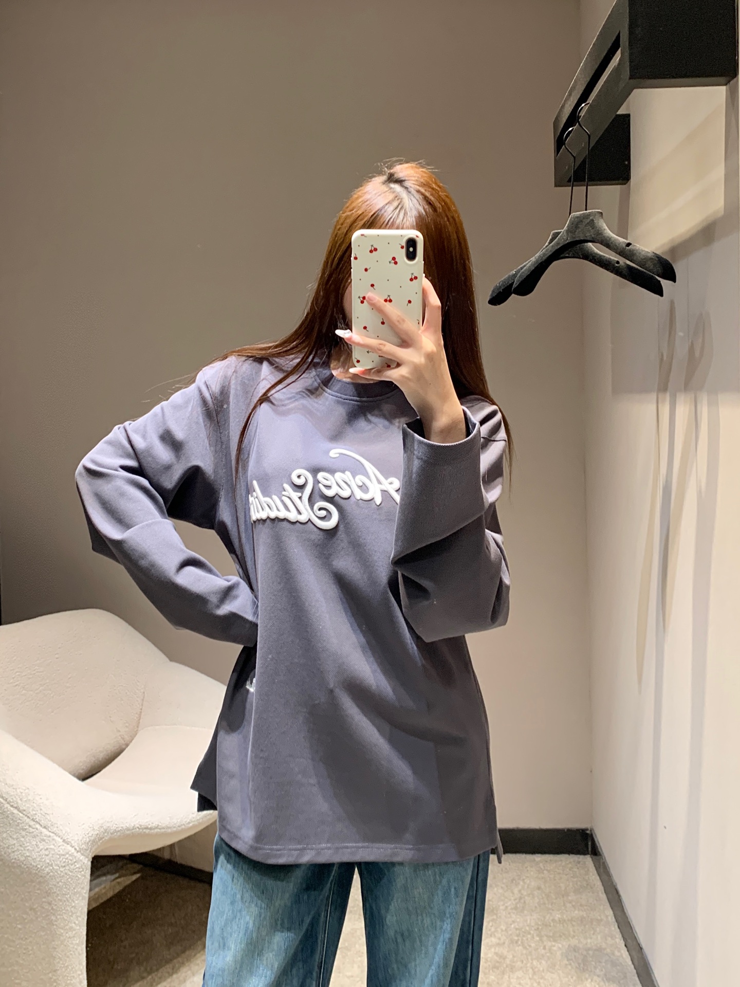 NO:621857,Acne Stud*os 25FW new autumn and winter loose letter embroidered long-sleeved T-shirt丨Exclusively developed by yb!  High quality production!  Three-dimensional embroidery technology, the lines have a relaxed feeling of retro floral patterns, not rigid printing, it has obvious texture to the touch, and is low-key and delicate; there are also small embroideries of the same series hidden on the side, oversize loose tailoring + slightly long dress length, which can hide the flesh and easily wear the lazy feeling of 'missing clothes'; the cuffs are designed with micro piles, giving a casual atmosphere when raising the hands, and are super friendly to all body types~ Ready for sale S/M/L,,acne  studios,versace,tees,t-shirt,alexander wang19860909Acne Stud*os 25FW秋冬新款 宽松字母刺绣长袖T恤丨独家yb开发！高版出品！立体刺绣工艺,线条带着复古花体的松弛感,不是死板的印刷,摸上去有明显的肌理感,低调中透着精致；侧边还藏了同系列小刺绣,oversize宽松剪裁+微长衣长,既能藏肉又能轻松穿出“下衣失踪”的慵懒感；袖口做了微堆设计,抬手间自带随性氛围,对各种身材都超友好~现货发售S/M/L,,acne studios,versace,tees，t-shirt,alexander wang,Women's clothing