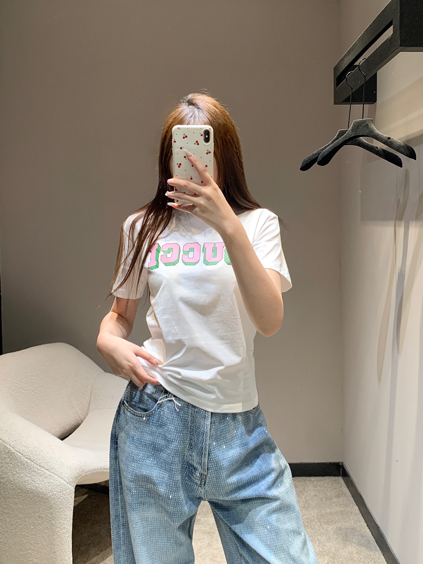 NO:622862,Gucc* 26SS early spring new 3D letter printed short-sleeved T-shirt丨Exclusively developed by yb!  High quality production!  Soft and waxy pure cotton fabric, breathable, skin-friendly and not sweaty; stiff and not easy to wrinkle, suitable for wearing alone or layered in early spring; double 3D letter printing, pink and green contrasting colors bring a spring atmosphere; slim and slightly loose version, hiding the flesh and can be worn casually and lazily!  Available in stock S/M/L,,gucci,T-shirt,tees,t-shirt,alexander wang19860909Gucc* 26SS早春新款 3D字母印花短袖T恤丨独家yb开发！高版出品！软糯纯棉面料,透气亲肤不闷汗；挺括不易皱,早春单穿/叠穿都适配；双3D字母印花,粉绿撞色自带春日氛围感；修身微宽松版型,藏肉又能穿出随性慵懒！现货发售S/M/L,,gucci,T-shirt,tees，t-shirt,alexander wang,Women's clothing