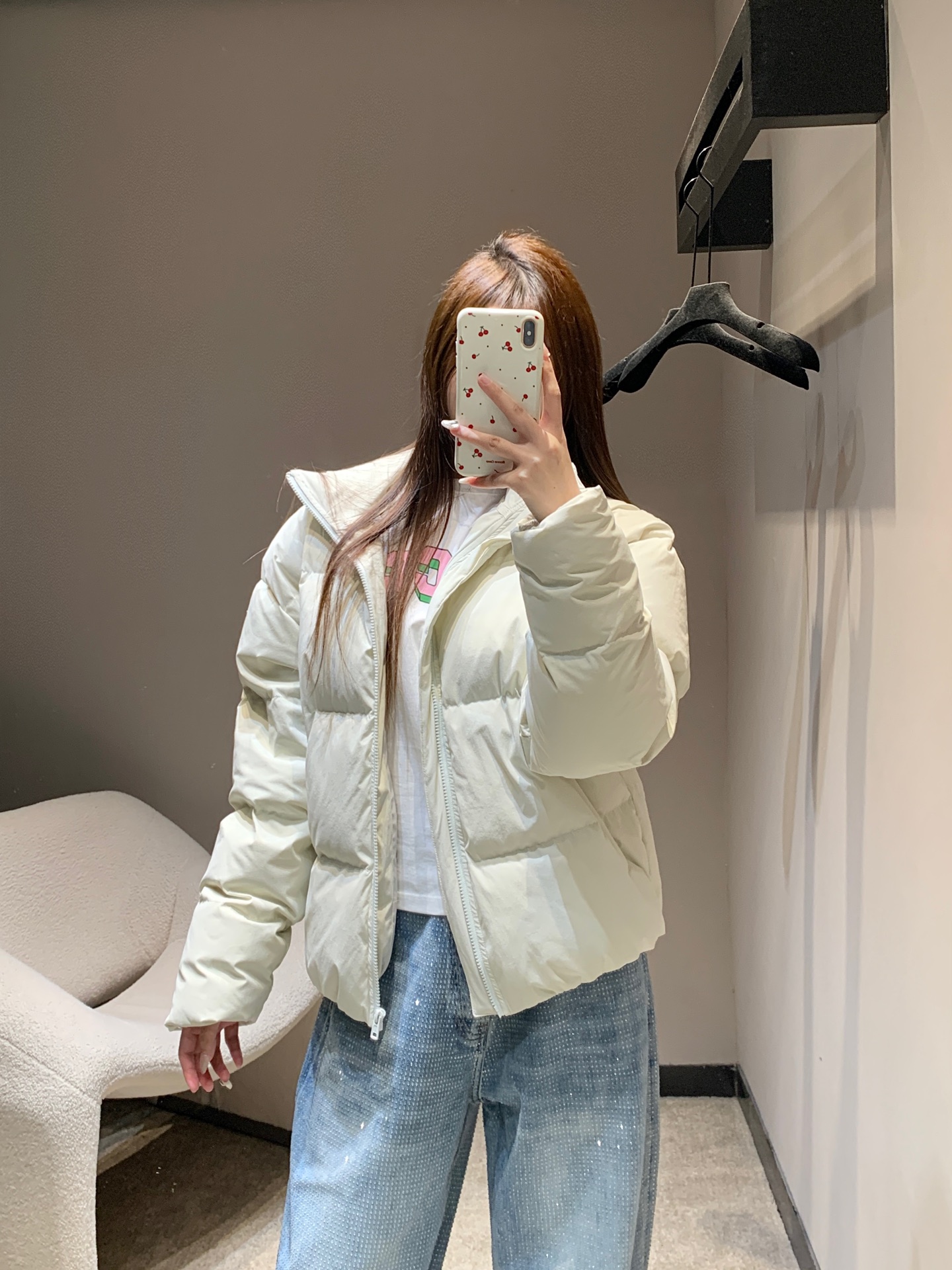 NO:622774,Alo 25FW new autumn and winter light sweet color stand collar fluffy down jacket丨Exclusive high-end version!  Low saturation macaron color + fluffy stand-up collar, light down filling, soft but warm enough; matte fabric has a delicate texture, not bulky and more casual; full-zip stand-up collar + mini logo on the sleeve side, short cut just stuck to the waistline, showing height and suitable for all kinds of bottoms!  Available in stock S/M/L,,down jacket,alexander wang19860909Alo 25FW秋冬新款 轻甜色系立领蓬松羽绒服丨独家高版出品！低饱和马卡龙色系+立领蓬松版型,轻盈羽绒填充,软乎乎却足够保暖；哑光面料自带细腻质感,不显臃肿更显随性；全拉链立领+袖侧mini徽标,短款剪裁刚好卡在腰线,显高又适配各种下装！现货发售S/M/L,,down jacket,alexander wang,Women's clothing