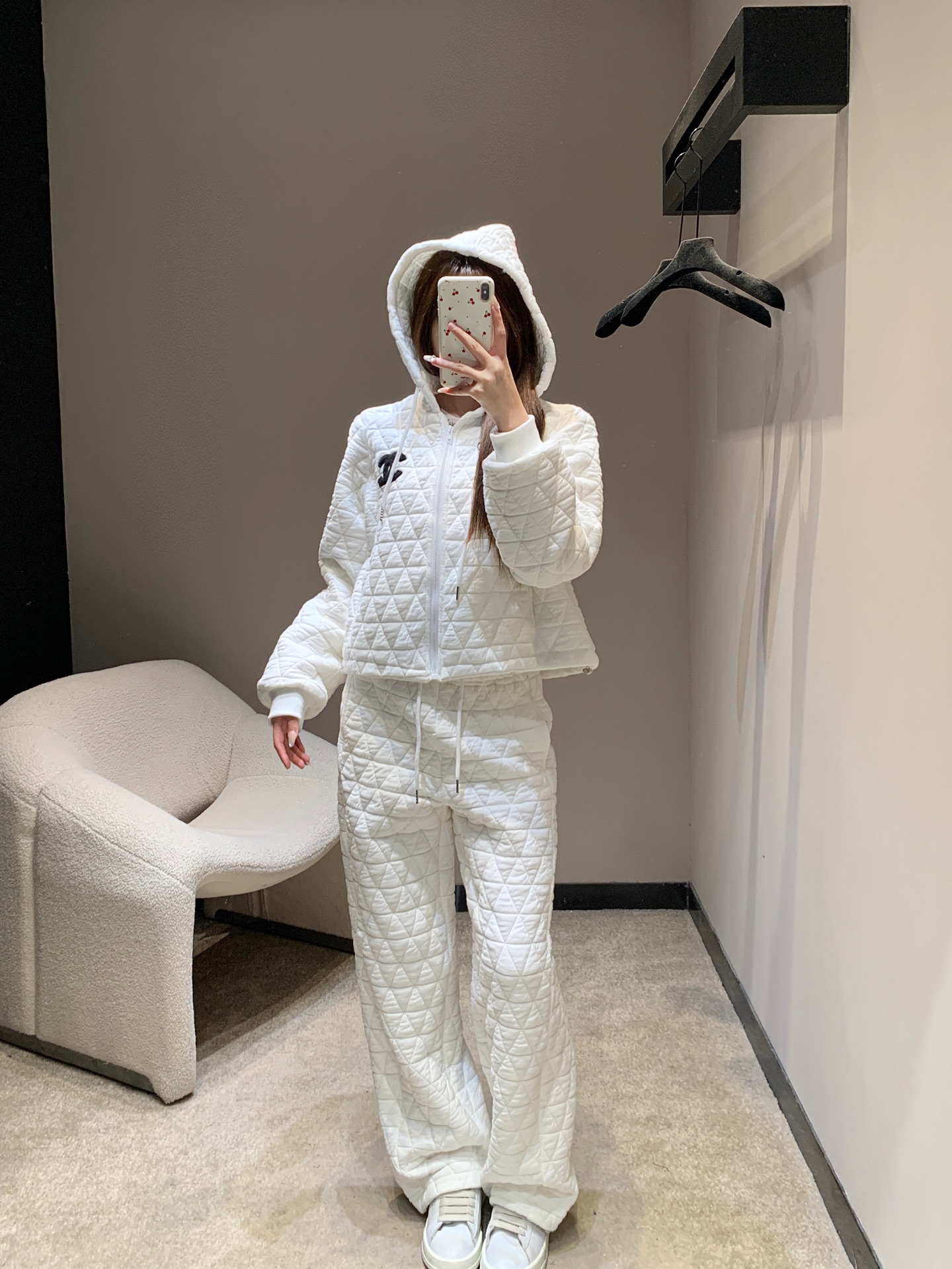 NO:622788,Chane* 25Fw new autumn and winter classic diamond quilted hooded suit丨Exclusive high-end version!  Black/white minimalism is blended into high-luxury texture. The quilted and thickened fabric is soft but not collapsed and has a warm tone; the matte rhombus texture is low-key and elegant without looking bloated; the hooded zipper + double C logo on the chest, the combination of slightly loose top + wide-leg pants, hide the flesh and still look casual!  Available in stock S/M/L,,chanel,hats,alexander wang19860909Chane* 25Fw秋冬新款 经典菱格夹棉连帽套装丨独家高版出品！把黑/白极简揉进高奢质感里.夹棉加厚面料,软而不塌自带暖调；哑光菱格纹理,低调显贵又不显臃肿；连帽拉链+胸口双C徽标,上衣微宽松+阔腿裤的组合,藏肉又能穿出随性气场！现货发售S/M/L,,chanel,hats,alexander wang,Women's clothing