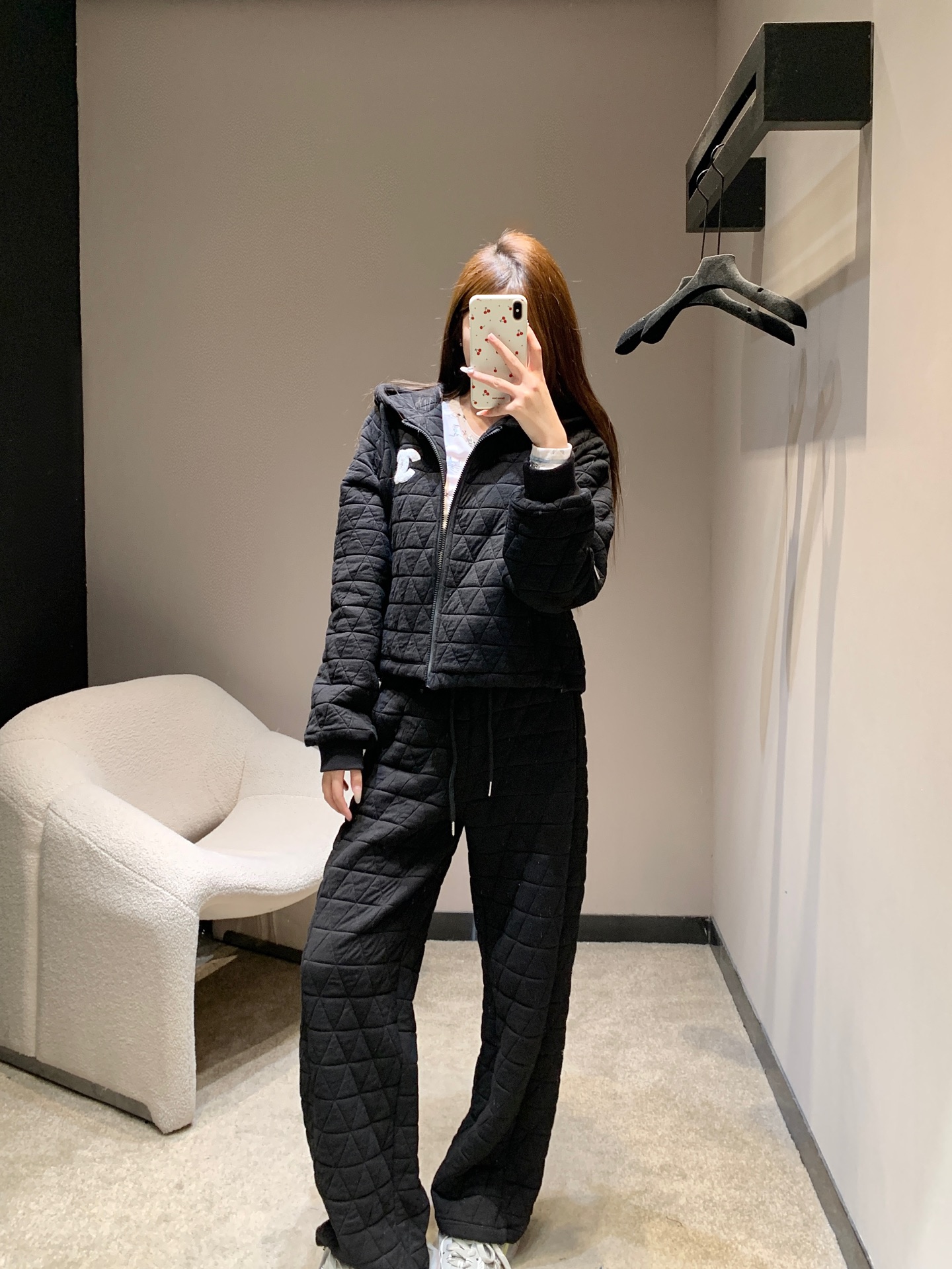 NO:622804,Chane* 25Fw new autumn and winter classic diamond quilted hooded suit丨Exclusive high-end version!  Black/white minimalism is blended into high-luxury texture. The quilted and thickened fabric is soft but not collapsed and has a warm tone; the matte rhombus texture is low-key and elegant without looking bloated; the hooded zipper + double C logo on the chest, the combination of a slightly loose top + wide-leg pants, hide the flesh and still look casual!  Available in stock S/M/L,,chanel,hats,alexander wang19860909Chane* 25Fw秋冬新款 经典菱格夹棉连帽套装丨独家高版出品！把黑/白极简揉进高奢质感里.夹棉加厚面料,软而不塌自带暖调；哑光菱格纹理,低调显贵又不显臃肿；连帽拉链+胸口双C徽标,上衣微宽松+阔腿裤的组合,藏肉又能穿出随性气场！现货发售S/M/L,,chanel,hats,alexander wang,Women's clothing