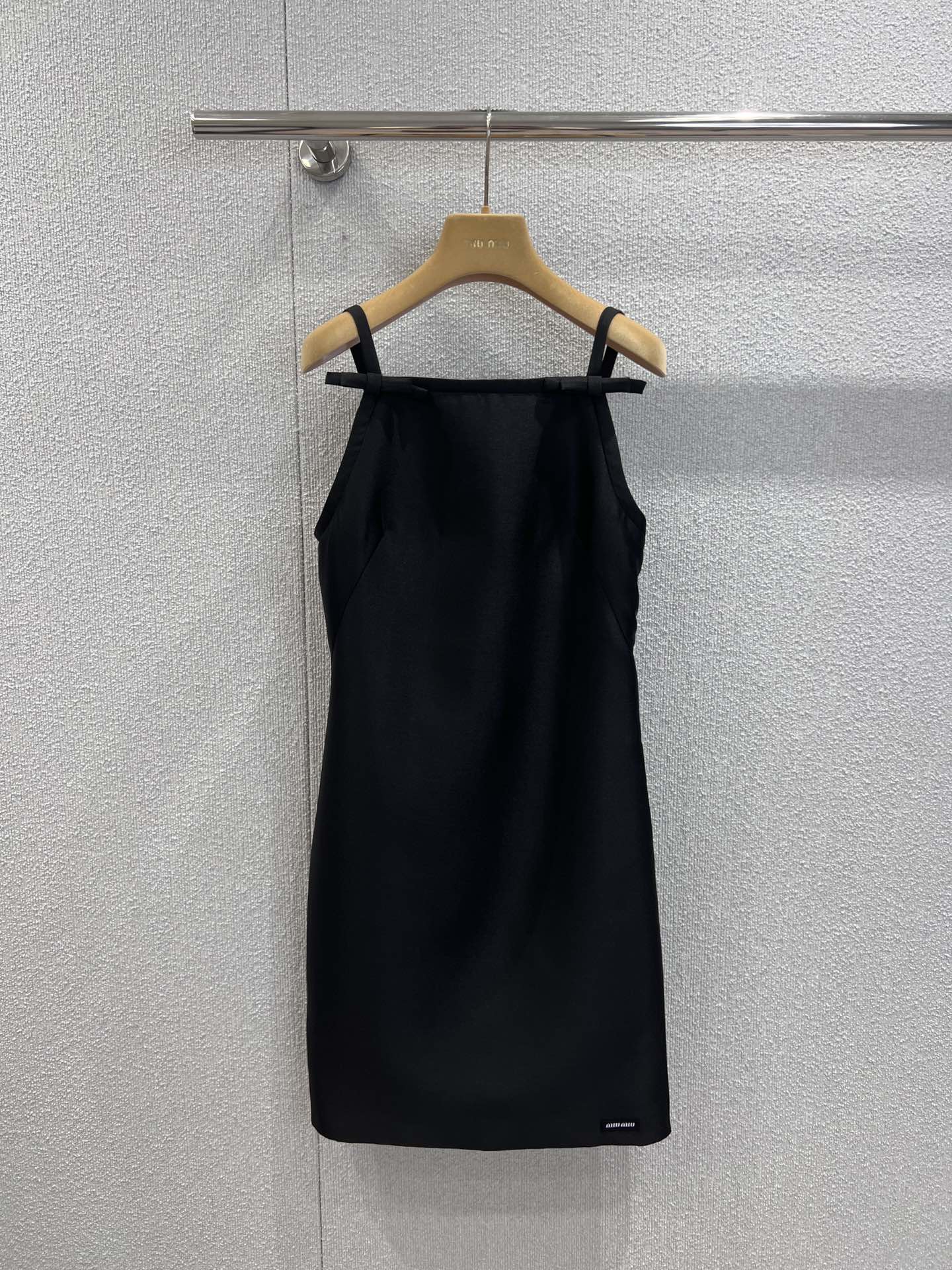 NO:623810,Supports exchange Miumi* 26Ss early spring new style micro-label suspender dress丨exclusively developed by yb!  High quality production!  The high-end matte black satin has a cool and soft light, which is not cool against the skin but makes the skin translucent. The thin shoulder straps + small bow on the chest, sweet details neutralize the cold feeling of the black skirt; the slim hip-hugging version is just stuck in the thinnest part of the thigh, making it slim without being cramped. Wear it alone for a cool lady. When layered with a white long-sleeved/knitted cardigan, it will instantly become soft and relaxed. It can be worn inside or outside in autumn and winter!  Ready sale S/M/L real shot details,,miumiu,skirts,alexander wang19860909支持换款 Miumi* 26Ss早春新款 微标吊带连衣裙丨独家yb开发！高版出品！高定级哑光黑缎,自带清冷柔光,贴肤不凉反而衬得肤色透亮,细肩带+胸前小蝴蝶结,甜妹细节中和了黑裙的冷感；修身包臀版型刚好卡在大腿最细处,显瘦又不局促,单穿是清冷大小姐,叠搭白长袖/针织开衫秒变温柔松弛感,秋冬内搭外穿都能搭！现货发售S/M/L实拍细节图,,miumiu,skirts,alexander wang,Women's clothing
