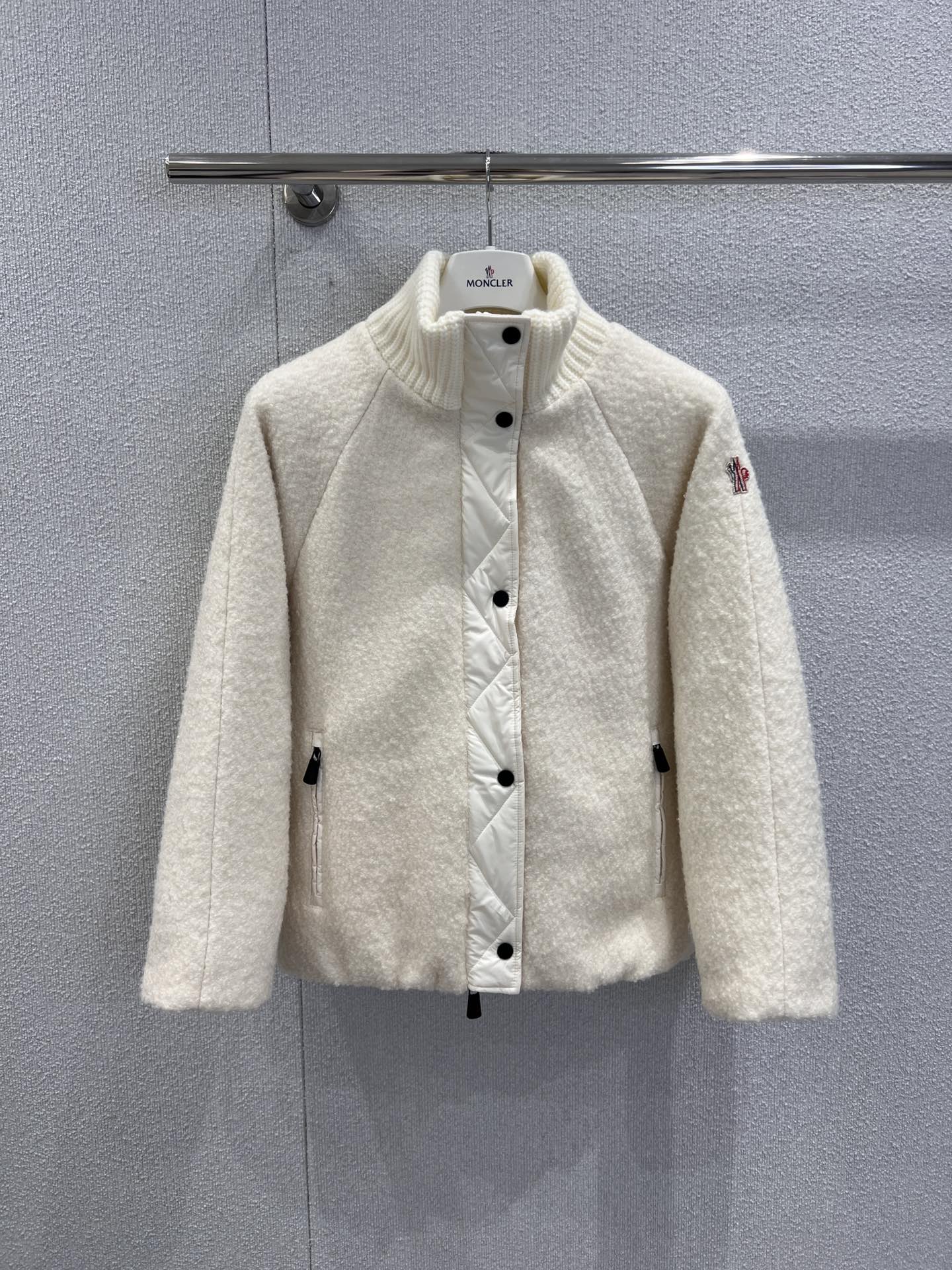 NO:621891,Comes with dust bag Mon*ler 25FW new autumn and winter Ayles Teddy Polar Fleece Down Jacket丨Exclusively developed by yb!  High quality production!  The outer layer is made of cloud-like fluffy Teddy polar fleece, and the placket is spliced ​​with rhombus quilted nylon. It feels soft and fufu like a ball of cotton; the inside is filled with full down, and the warmth can be fully extended - it is a 'temperature-bearing' that can be warm from the urban streets to the ski resort ~ Ready-made S/M/L real shot details,, down jacket, alexander wang19860909配防尘袋 Mon*ler 25FW秋冬新款 Ayles泰迪摇粒绒羽绒服丨独家yb开发！高版出品！外层是云朵般蓬松的泰迪摇粒绒,门襟拼接菱格绗缝尼龙,摸起来软fufu像裹了团棉花；内里填充饱满羽绒,保暖力直接拉满——是能从都市街头暖到滑雪场的“温度担当”~现货发售S/M/L实拍细节图,,down jacket,alexander wang,Women's clothing