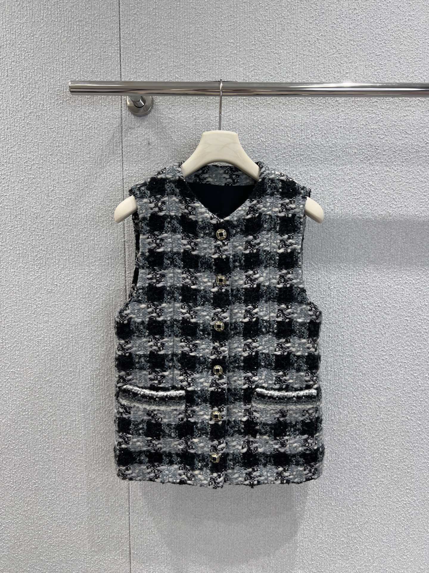 NO:622867,Supports exchange of Cha*el 25N ski series new plaid tweed vest丨exclusively developed by yb!  High quality production!  The fluffy tweed fabric has its own texture; it is lightweight and does not press the body, making it an 'atmosphere artifact' for autumn and winter layering. It has a V-neck single-breasted button + side seam pockets and gem buttons to control the details; the slightly loose version hides the flesh and brings out the neat lines; the contrasting plaid tweed + gem button decoration brings French elegance into winter layering. It is available in multiple colors to suit different styles. Ready-made S/M/L real shot details, alexander wang19860909支持换款 Cha*el 25N滑雪系列新款 格纹花呢马甲背心丨独家yb开发！高版出品！蓬松粗花呢面料,自带肌理质感；轻量不压身,是秋冬叠穿的“氛围感神器”,V领单排扣+侧缝口袋,宝石纽扣戳中细节控；微宽松版型藏肉又能衬出利落线条；撞色格纹粗花呢+宝石扣装饰,把法式优雅揉进冬日叠穿里,多色可选适配不同风格.现货发售S/M/L实拍细节图,,alexander wang,Women's clothing