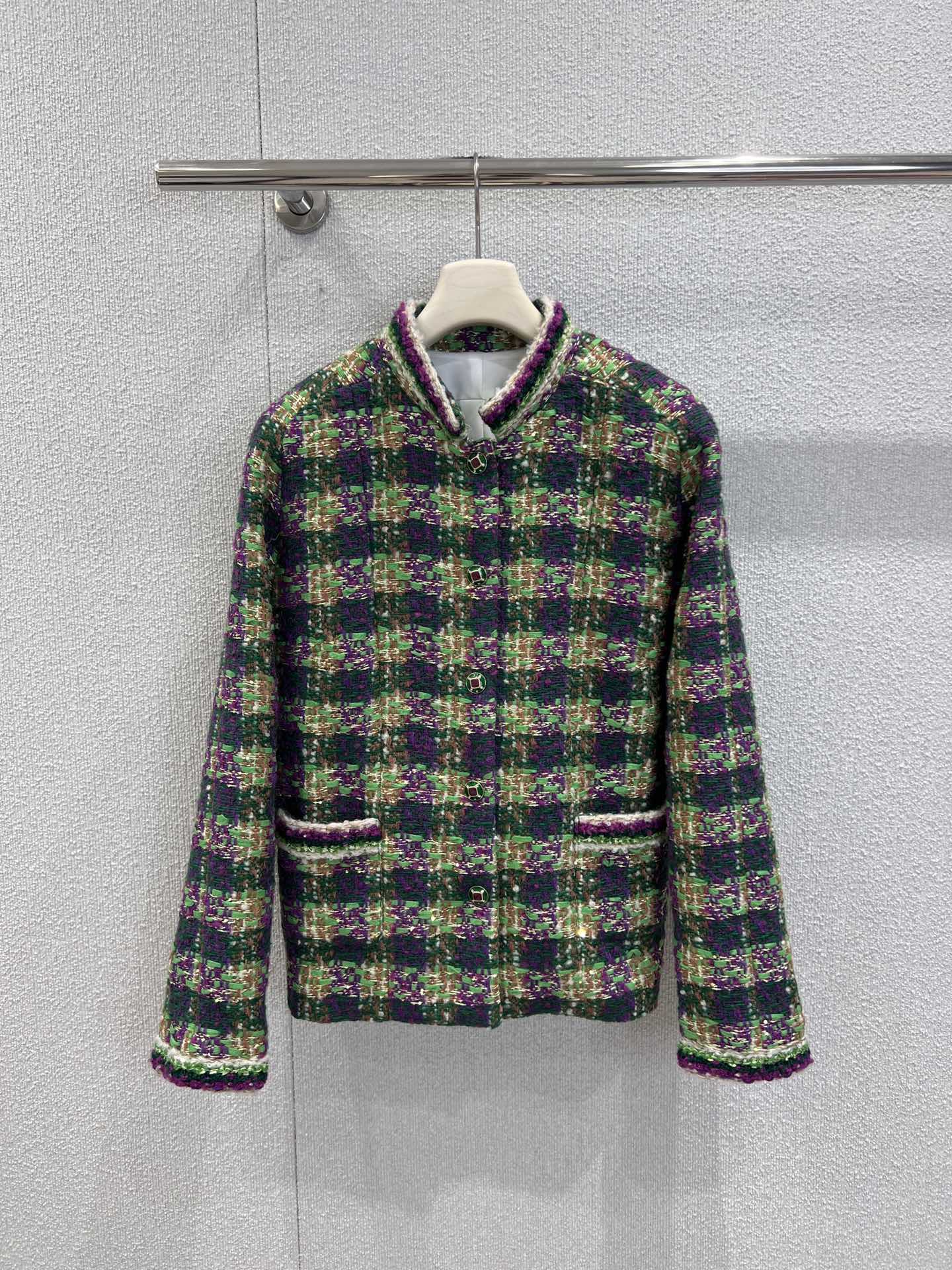 NO:624564,Support exchange Chane* 25N ski season limited new style contrasting plaid tweed short jacket丨Exclusively developed by yb!  High quality production!  It is made of green/purple/beige gold three-color intertwined tweed. There are fine silver thread glitter hidden in the texture, which is like the layering of snow light refracted in the coniferous forest; the stand-up collar + hemming are spliced ​​with pink and purple plush piping, which is a soft and warm detail exclusive to the ski season. It not only retains the French sophistication of tweed, but also adds a sense of relaxation in the snow season. Ready-made S/M/L real shot details, chanel, jackets & coats, alexander wang19860909支持换款 Chane* 25N滑雪季限定新款 撞色格纹粗花呢短外套丨独家yb开发！高版出品！以绿/紫/米金三色交织粗花呢为底,织纹里藏着细碎银线闪片,像雪光折射在针叶林的层次感；立领+包边处拼接粉紫毛绒滚边,是滑雪季专属的柔暖细节,既保留粗花呢的法式精致,又添了雪季松弛感.现货发售S/M/L实拍细节图,,chanel,jackets & coats,alexander wang,Women's clothing