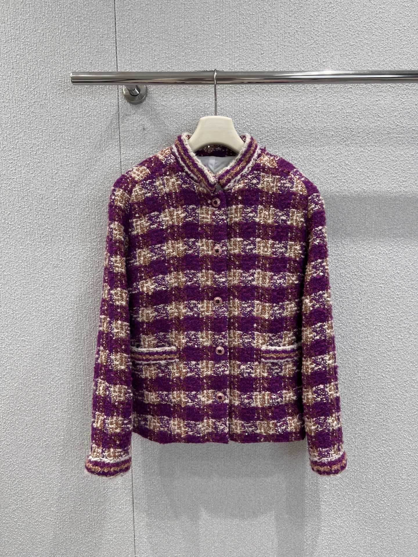 NO:624617,Support exchange Chane* 25N ski season limited new style contrasting plaid tweed short jacket丨Exclusively developed by yb!  High quality production!  It is made of green/purple/beige gold three-color intertwined tweed. There are fine silver thread glitter hidden in the texture, which is like the layering of snow light refracted in the coniferous forest; the stand-up collar + hemming are spliced ​​with pink and purple plush piping, which is a soft and warm detail exclusive to the ski season. It not only retains the French sophistication of tweed, but also adds a sense of relaxation in the snow season. Ready-made S/M/L real shot details, chanel, jackets & coats, alexander wang19860909支持换款 Chane* 25N滑雪季限定新款 撞色格纹粗花呢短外套丨独家yb开发！高版出品！以绿/紫/米金三色交织粗花呢为底,织纹里藏着细碎银线闪片,像雪光折射在针叶林的层次感；立领+包边处拼接粉紫毛绒滚边,是滑雪季专属的柔暖细节,既保留粗花呢的法式精致,又添了雪季松弛感.现货发售S/M/L实拍细节图,,chanel,jackets & coats,alexander wang,Women's clothing