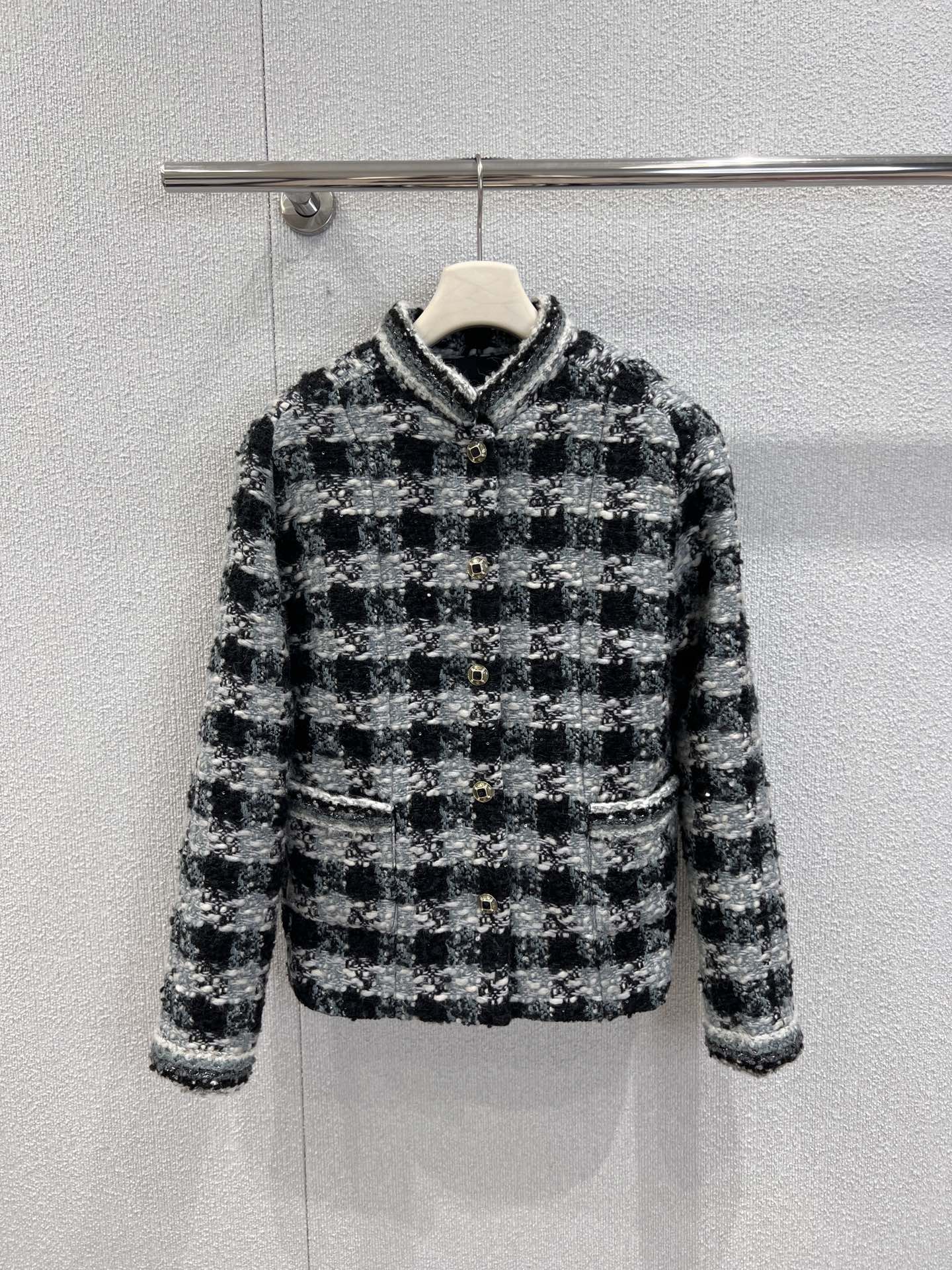 NO:624576,Support exchange Chane* 25N ski season limited new style contrasting plaid tweed short jacket丨Exclusively developed by yb!  High quality production!  It is made of green/purple/beige gold three-color intertwined tweed. There are fine silver thread glitter hidden in the texture, which is like the layering of snow light refracted in the coniferous forest; the stand-up collar + hemming are spliced ​​with pink and purple plush piping, which is a soft and warm detail exclusive to the ski season. It not only retains the French sophistication of tweed, but also adds a sense of relaxation in the snow season. Ready-made S/M/L real shot details, chanel, jackets & coats, alexander wang19860909支持换款 Chane* 25N滑雪季限定新款 撞色格纹粗花呢短外套丨独家yb开发！高版出品！以绿/紫/米金三色交织粗花呢为底,织纹里藏着细碎银线闪片,像雪光折射在针叶林的层次感；立领+包边处拼接粉紫毛绒滚边,是滑雪季专属的柔暖细节,既保留粗花呢的法式精致,又添了雪季松弛感.现货发售S/M/L实拍细节图,,chanel,jackets & coats,alexander wang,Women's clothing