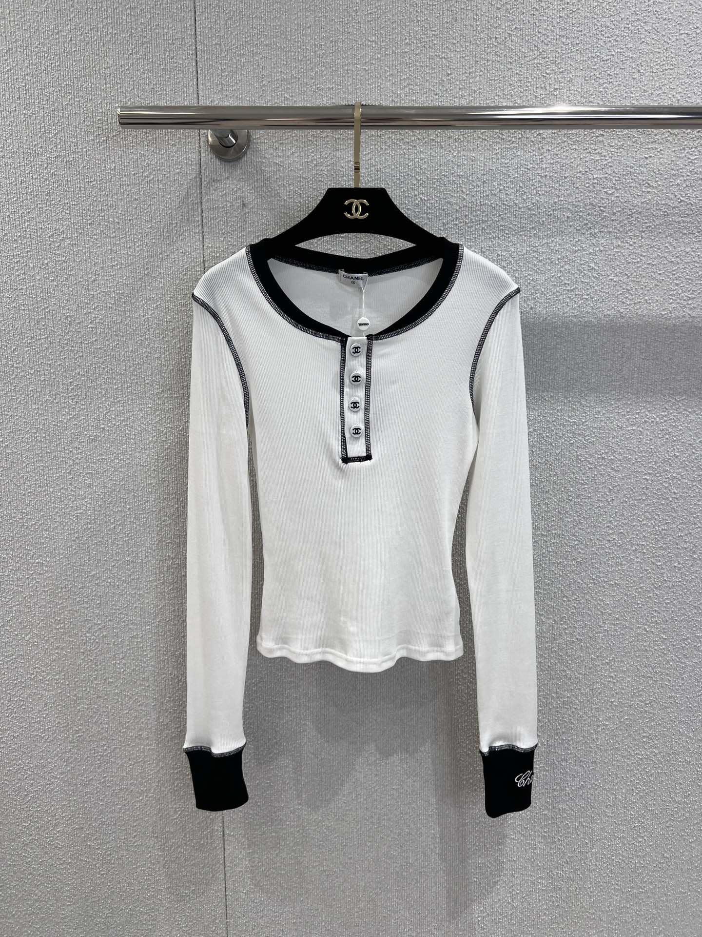 NO:622837,Supports exchange Cha*el 25K second-hand series retro contrasting color long-sleeved bottoming shirt丨Exclusive high-end version!  Stretch pitted knitted fabric is close-fitting but not tight; soft and skin-friendly, it can be worn as an inner layer in autumn and winter to keep warm and look slimmer; round-neck Henry collar + contrasting topstitch decoration, embroidered logo on the cuffs are a touch of medieval style; the slim-fitting version just outlines the lines, without stealing the limelight but with a sense of sophistication!  Ready sale S/M/L real shot details,,alexander wang19860909支持换款 Cha*el 25K中古系列 复古撞色长袖打底衫丨独家高版出品！弹力坑条针织,贴身不紧绷；柔软亲肤,秋冬做内搭保暖又显瘦；圆领亨利领+撞色明线装饰,袖口刺绣Logo戳中中古控；修身版型刚好勾勒线条,不抢风头却自带精致感！现货发售S/M/L实拍细节图,,alexander wang,Women's clothing