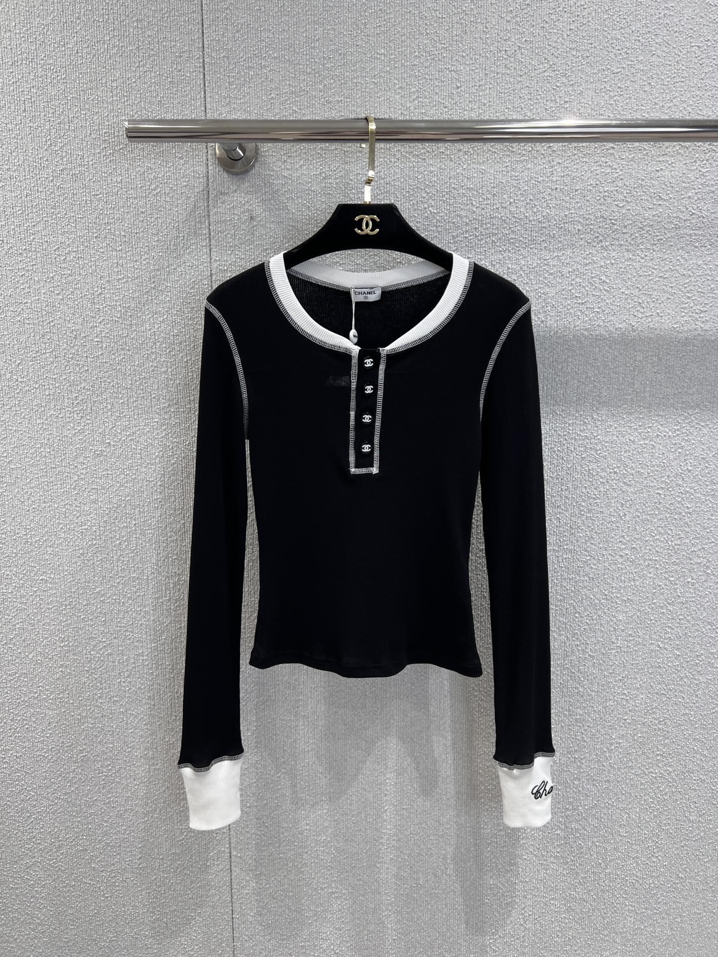 NO:622848,Supports exchange Cha*el 25K second-hand series retro contrasting color long-sleeved bottoming shirt丨Exclusive high-end version!  Stretch pitted knitted fabric is close-fitting but not tight; soft and skin-friendly, it can be worn as an inner layer in autumn and winter to keep warm and look slimmer; round-neck Henry collar + contrasting topstitch decoration, embroidered logo on the cuffs are a touch of medieval style; the slim-fitting version just outlines the lines, without stealing the limelight but with a sense of sophistication!  Ready sale S/M/L real shot details,,alexander wang19860909支持换款 Cha*el 25K中古系列 复古撞色长袖打底衫丨独家高版出品！弹力坑条针织,贴身不紧绷；柔软亲肤,秋冬做内搭保暖又显瘦；圆领亨利领+撞色明线装饰,袖口刺绣Logo戳中中古控；修身版型刚好勾勒线条,不抢风头却自带精致感！现货发售S/M/L实拍细节图,,alexander wang,Women's clothing