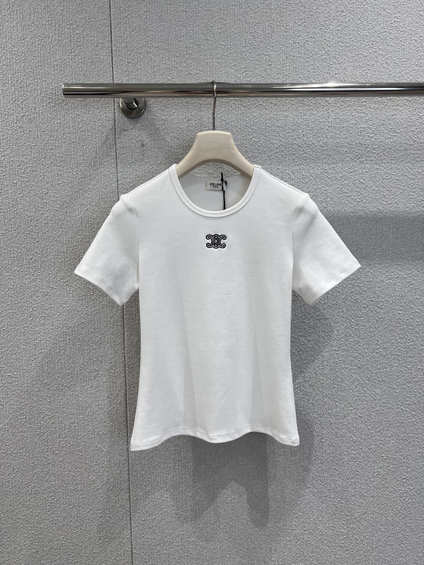 NO:622838,Supports exchange Celin* 26sS early spring new style Arc de Triomphe embroidered stretch short-sleeved T-shirt丨Exclusively developed by yb!  High quality production!  High-elastic pure cotton fabric, close to the body but not tight; soft but not slumped, can be worn alone or layered in early spring to bring out neat lines; round neck short sleeves + exquisite Arc de Triomphe embroidery on the chest, details that highlight the brand control; slim and slightly elastic version, hiding the flesh and outline the sense of slenderness; minimalist texture blends into daily relaxation, black and white two-color suitable for all styles. Ready-made S/M/L real shot details, celine, T-shirt, tees, t-shirt, alexander  wang19860909支持换款 Celin* 26sS早春新款 凯旋门刺绣弹力短袖T恤丨独家yb开发！高版出品！高弹纯棉面料,贴身不紧绷；软而不塌,早春单穿/叠穿都能衬出利落线条；圆领短袖+胸口精致凯旋门刺绣,细节戳中品牌控；修身微弹版型,藏肉又能勾勒纤细感；极简质感揉进日常松弛感,黑白双色适配所有风格.现货发售S/M/L实拍细节图,,celine,T-shirt,tees，t-shirt,alexander wang,Women's clothing