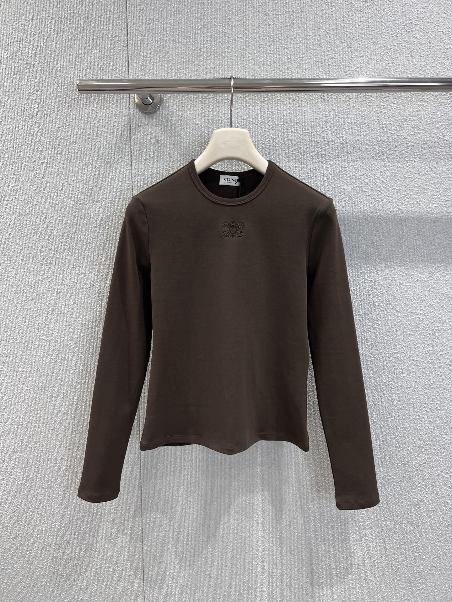 NO:622863,Supports exchange Celin* 26SS new early spring Arc de Triomphe embroidered elastic long-sleeved T-shirt丨Exclusively developed by yb!  High quality production!  The cotton is close to the skin, breathable and not sweaty, and the elastic wraps the body but is not tight. The Arc de Triomphe embroidery on one side of the chest is the soul. It is not an exaggerated big logo, but minimalist lines outlined with embroidery threads of the same color. Only under the light will the delicate texture be revealed. The classic round neck just modifies the neckline.  Choose the face shape; the slim fit fits the body shape without tightening the flesh, quietly narrowing the waist and abdomen lines, hiding the 'slimness' in the slack. Ready-made S/M/L real shot details, celine, tees, t-shirt, alexander  wang19860909支持换款 Celin* 26SS早春新款 凯旋门刺绣弹力长袖T恤丨独家yb开发！高版出品！棉贴肤透气不闷汗,弹力裹身却不紧绷,胸口单侧的凯旋门刺绣是灵魂不是浮夸的大logo,而是用同色系绣线勾勒的极简线条,在光线下才会透出细腻纹理,经典圆领刚好修饰颈线,不挑脸型；修身版型贴合身形,却不勒肉,悄悄收窄腰腹线条,把“显瘦”藏在松弛里.现货发售S/M/L实拍细节图,,celine,tees，t-shirt,alexander wang,Women's clothing