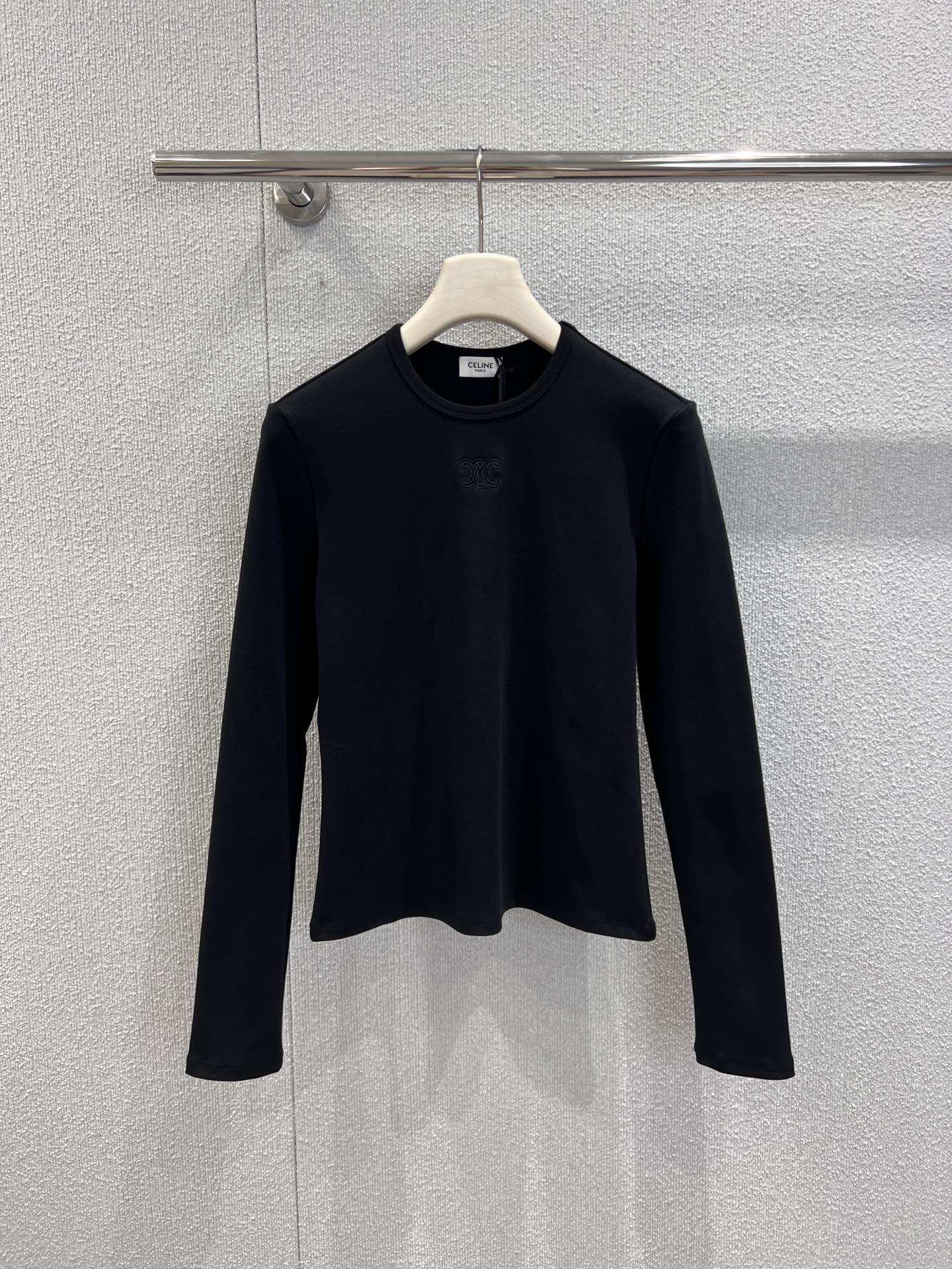 NO:622873,Supports exchange Celin* 26SS new early spring Arc de Triomphe embroidered elastic long-sleeved T-shirt丨Exclusively developed by yb!  High quality production!  The cotton is close to the skin, breathable and not sweaty, and the elastic wraps the body but is not tight. The Arc de Triomphe embroidery on one side of the chest is not an exaggerated big logo, but a minimalist line outlined with embroidery thread of the same color. Only under the light will the delicate texture be revealed. The classic round neck just modifies the neckline.  Choose the face shape; the slim fit fits the body shape without tightening the flesh, quietly narrowing the waist and abdomen lines, hiding the 'slimness' in the slack. Ready-made S/M/L real shot details, celine, tees, t-shirt, alexander  wang19860909支持换款 Celin* 26SS早春新款 凯旋门刺绣弹力长袖T恤丨独家yb开发！高版出品！棉贴肤透气不闷汗,弹力裹身却不紧绷,胸口单侧的凯旋门刺绣是灵魂不是浮夸的大logo,而是用同色系绣线勾勒的极简线条,在光线下才会透出细腻纹理,经典圆领刚好修饰颈线,不挑脸型；修身版型贴合身形,却不勒肉,悄悄收窄腰腹线条,把“显瘦”藏在松弛里.现货发售S/M/L实拍细节图,,celine,tees，t-shirt,alexander wang,Women's clothing