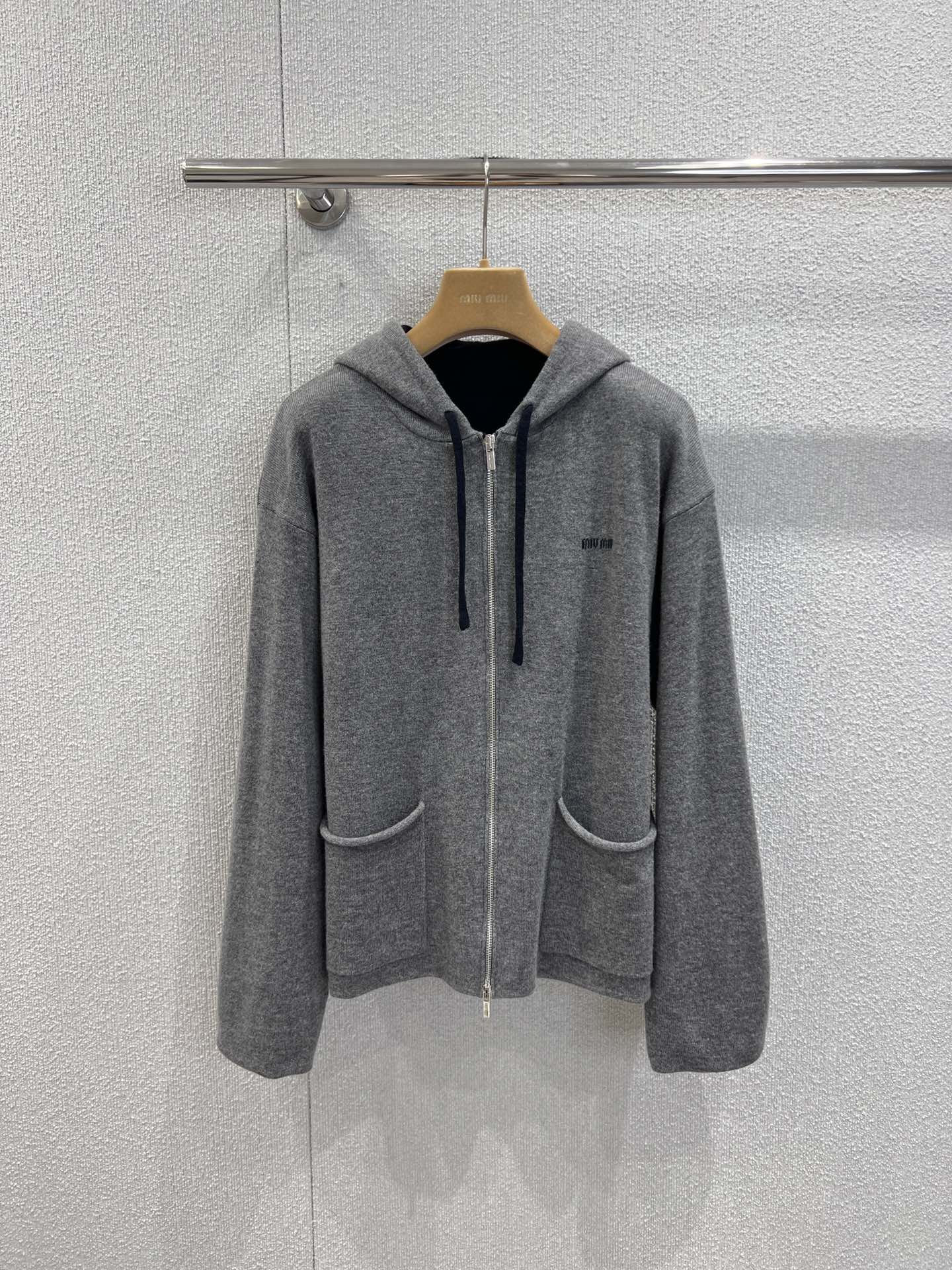 NO:622810,Support exchange Miu Mi* 26SS new early spring gray tone relaxed cashmere hooded knitted cardigan丨Exclusively developed by yb!  High quality production!  Soft and waxy cashmere blend, lightly wrapped but with a warm tone, just the right thickness for a cool day in early spring; full zipper hood + large side pockets, hidden black contrasting colors on the brim/cuffs, a 'light boyfriend style' chest mini logo that sweet girls can also control, and a low-key brand control;  Slightly oversized version. Pair it with a leather skirt to look like a hot girl. Pair it with a pleated skirt to look like a relaxed girl. Ready-made S/M/L real shot details, miumiu, versace, skirts, hats, alexander  wang19860909支持换款 Miu Mi* 26SS早春新款 灰调松弛感羊绒连帽针织开衫丨独家yb开发！高版出品！软糯羊绒混纺,轻裹身却自带暖调,早春微凉天刚好的厚度；全拉链连帽+侧边大口袋,帽檐/袖口的藏黑撞色,是甜妹也能驾驭的“轻男友风”胸口mini徽标,低调戳中品牌控；微oversize版型,搭皮裙是辣妹,配百褶裙是松弛少女.现货发售S/M/L实拍细节图,,miumiu,versace,skirts,hats,alexander wang,Women's clothing