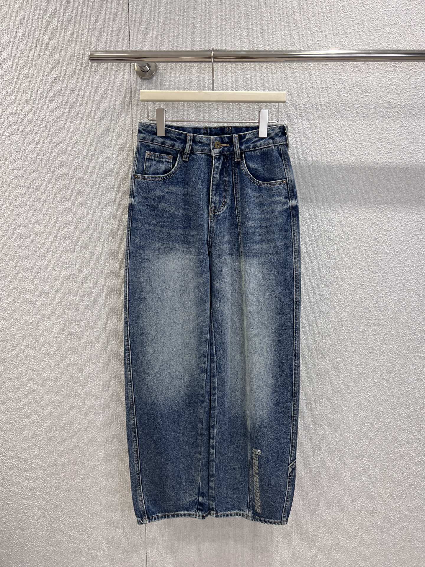 NO:622825,Supports exchange of styles Alexa*der wang 25FW new autumn and winter laser letter printed hot diamond fleece denim trousers丨Exclusive high-end version!  Distressed blue denim + fleece lining, laser lettering printed with rhinestone details, soft elastic denim + velvet lining, keeping warm in autumn and winter without being stiff; distressed washed with retro texture, showing texture without being picky about matching; high-waisted wide-leg version + rhinestoned letters on the side seam, hiding the flesh and showing the length of the legs; the back pocket details are brand-conscious, and you can wear it casually every day or out on the street!  Ready sale S/M/L real shot details,,alexander wang19860909支持换款 Alexa*der wang 25FW秋冬新款 激光字母印花烫钻抓绒牛仔长裤丨独家高版出品！做旧蓝调牛仔+抓绒内里,激光字母印花叠烫钻细节,软弹牛仔布+加绒内里,秋冬保暖不硬挺；做旧水洗自带复古肌理,显质感又不挑搭配；高腰阔腿版型+侧缝烫钻字母,藏肉显腿长；后袋细节戳中品牌控,日常/出街都能穿出随性气场！现货发售S/M/L实拍细节图,,alexander wang,Women's clothing