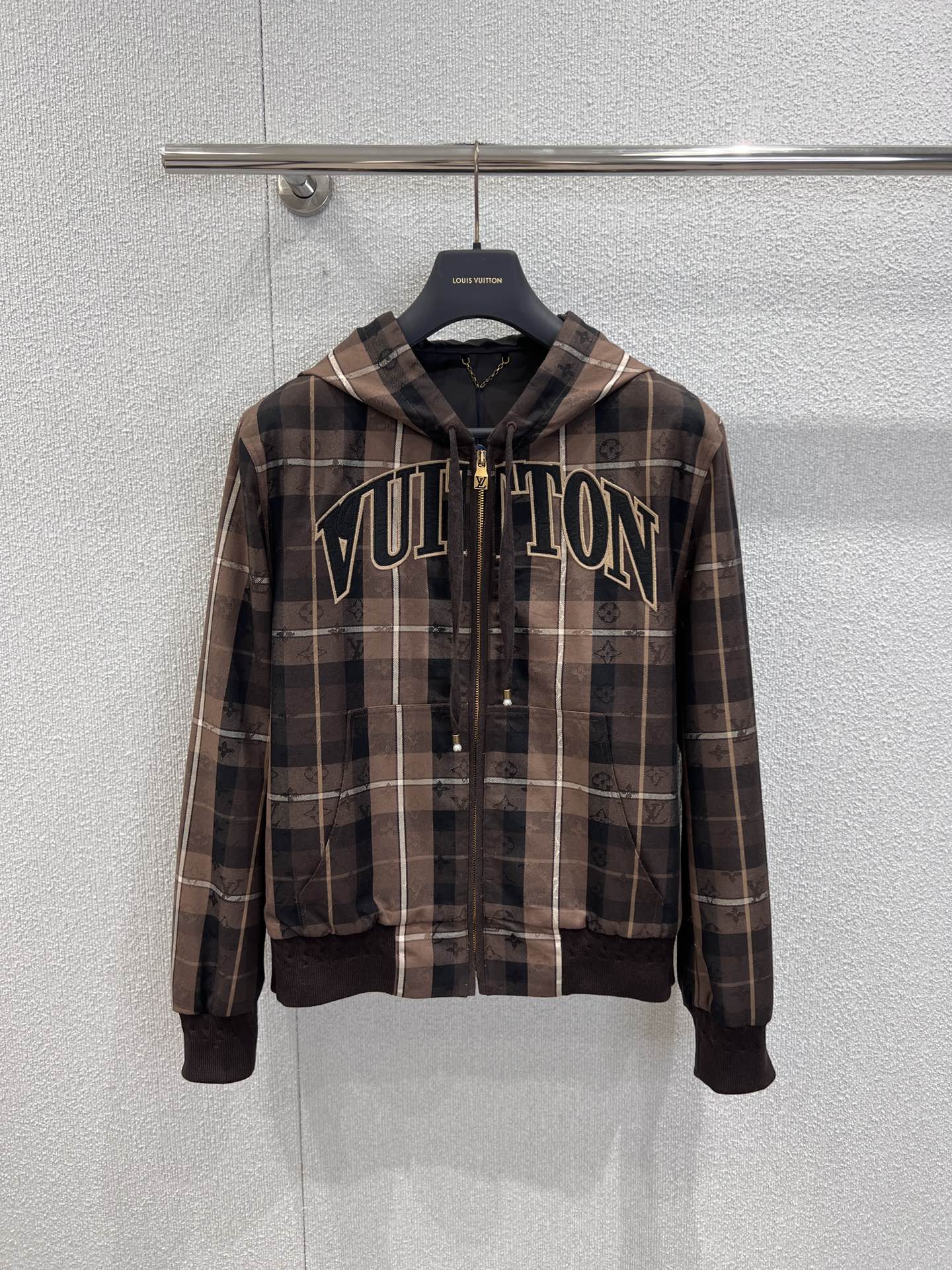 NO:622811,Support exchange Louis Vuitt*n 25FW new autumn and winter plaid hooded retro college style jacket丨Exclusively developed by yb!  High quality production!  Dark brown plaid intertwined with dark pattern Monogram, a combination of hood + waistband + letter logo, full zipper hood + neckline drawstring + metal zipper puller, the details are brand-conscious; the slightly loose version hides flesh and is casual; it has retro texture; it is lightweight and does not press the body, and can be layered in autumn and winter to create a sense of layering!  Ready sale S/M/L real shot details,,louis vuitton,jackets & coats,jackets & coats,hats,alexander wang19860909支持换款 Louis Vuitt*n 25FW秋冬新款 格纹连帽复古学院风夹克外套丨独家yb开发！高版出品！深棕格纹交织暗纹Monogram,连帽+束腰+字母徽标的组合,全拉链连帽+领口抽绳+金属拉链头,细节戳中品牌控；微宽松版型藏肉又显随性；自带复古肌理；轻量不压身,秋冬叠穿也能穿出层次感！现货发售S/M/L实拍细节图,,louis vuitton,jackets & coats,jackets & coats,hats,alexander wang,Women's clothing