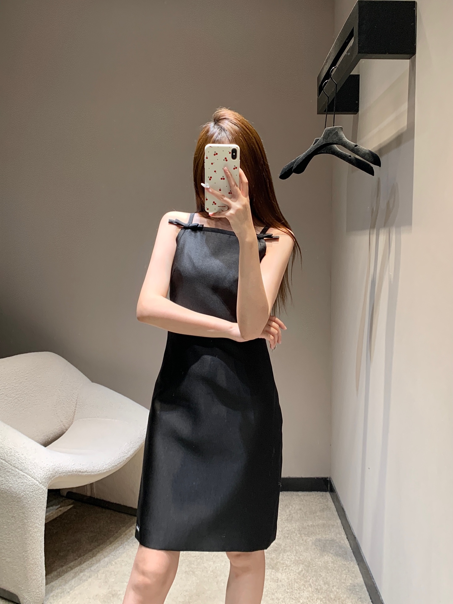 NO:623813,Miumi* 26Ss early spring new style micro-label suspender dress丨exclusively developed by yb!  High quality production!  The high-end matte black satin has a cool and soft light, which is not cool against the skin but makes the skin translucent. The thin shoulder straps + small bow on the chest, sweet details neutralize the cold feeling of the black skirt; the slim hip-hugging version is just stuck in the thinnest part of the thigh, making it slim without being cramped. Wear it alone for a cool lady. When layered with a white long-sleeved/knitted cardigan, it will instantly become soft and relaxed. It can be worn inside or outside in autumn and winter!  Available in stock S/M/L,,miumiu,skirts,alexander wang19860909Miumi* 26Ss早春新款 微标吊带连衣裙丨独家yb开发！高版出品！高定级哑光黑缎,自带清冷柔光,贴肤不凉反而衬得肤色透亮,细肩带+胸前小蝴蝶结,甜妹细节中和了黑裙的冷感；修身包臀版型刚好卡在大腿最细处,显瘦又不局促,单穿是清冷大小姐,叠搭白长袖/针织开衫秒变温柔松弛感,秋冬内搭外穿都能搭！现货发售S/M/L,,miumiu,skirts,alexander wang,Women's clothing