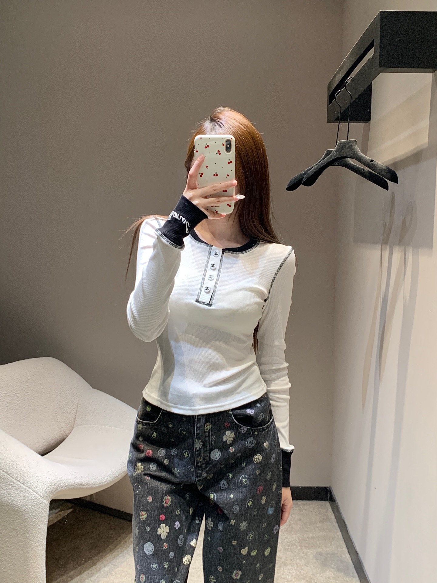 NO:622843,Cha*el 25K Second-hand Series Retro Contrast Color Long Sleeve Bottoming Shirt丨Exclusive high-end version!  Stretch pitted knitted fabric is close-fitting but not tight; soft and skin-friendly, it can be worn as an inner layer in autumn and winter to keep warm and look slimmer; round-neck Henry collar + contrasting topstitch decoration, embroidered logo on the cuffs are a touch of medieval style; the slim-fitting version just outlines the lines, without stealing the limelight but with a sense of sophistication!  Available in stock S/M/L,,alexander wang19860909Cha*el 25K中古系列 复古撞色长袖打底衫丨独家高版出品！弹力坑条针织,贴身不紧绷；柔软亲肤,秋冬做内搭保暖又显瘦；圆领亨利领+撞色明线装饰,袖口刺绣Logo戳中中古控；修身版型刚好勾勒线条,不抢风头却自带精致感！现货发售S/M/L,,alexander wang,Women's clothing