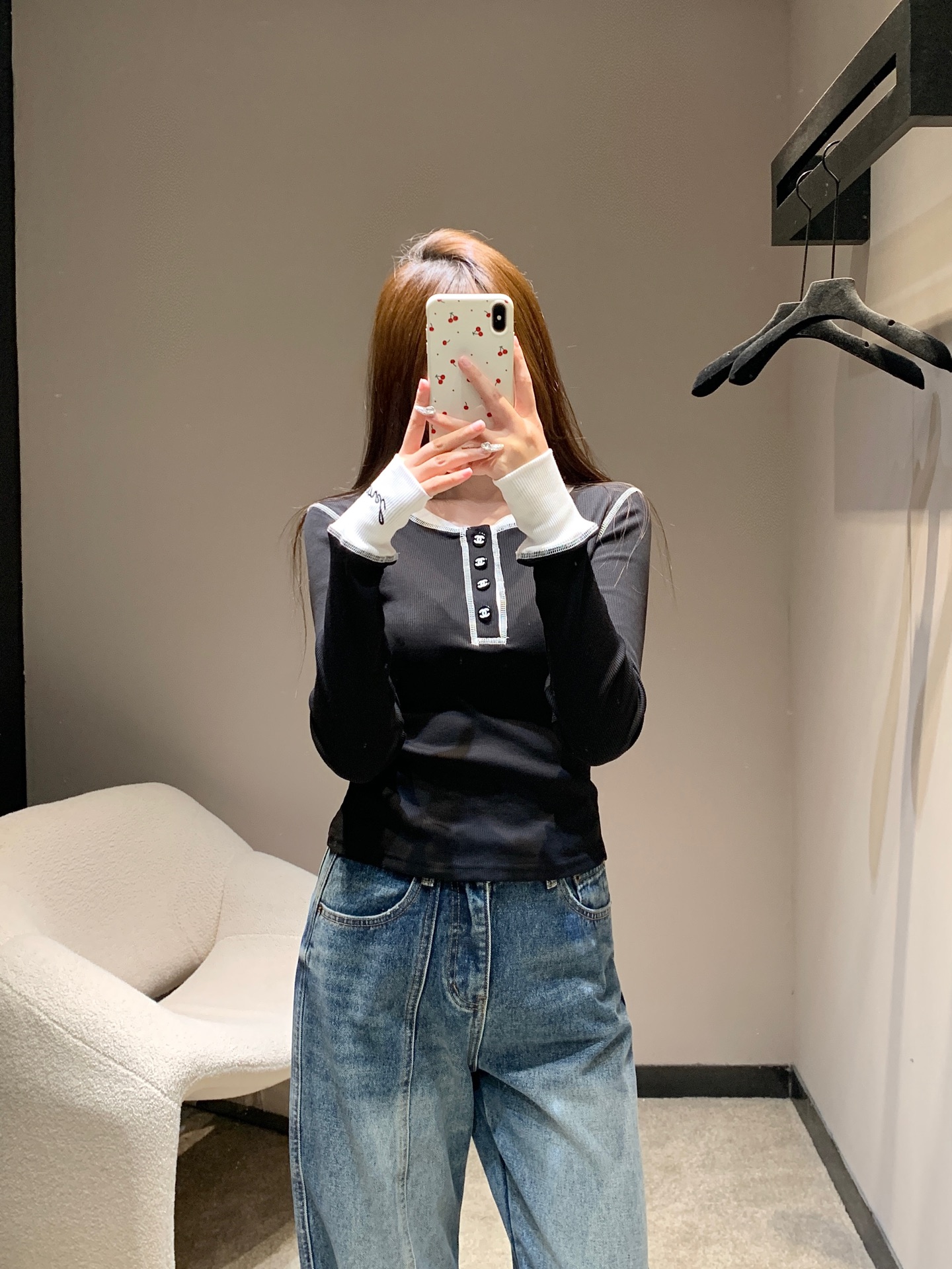 NO:622852,Cha*el 25K Second-hand Series Retro Contrast Color Long Sleeve Bottoming Shirt丨Exclusive high-end version!  Stretch pitted knitted fabric is close-fitting but not tight; soft and skin-friendly, it can be worn as an inner layer in autumn and winter to keep warm and look slimmer; round-neck Henry collar + contrasting topstitch decoration, embroidered logo on the cuffs are a touch of medieval style; the slim-fitting version just outlines the lines, without stealing the limelight but with a sense of sophistication!  Available in stock S/M/L,,alexander wang19860909Cha*el 25K中古系列 复古撞色长袖打底衫丨独家高版出品！弹力坑条针织,贴身不紧绷；柔软亲肤,秋冬做内搭保暖又显瘦；圆领亨利领+撞色明线装饰,袖口刺绣Logo戳中中古控；修身版型刚好勾勒线条,不抢风头却自带精致感！现货发售S/M/L,,alexander wang,Women's clothing