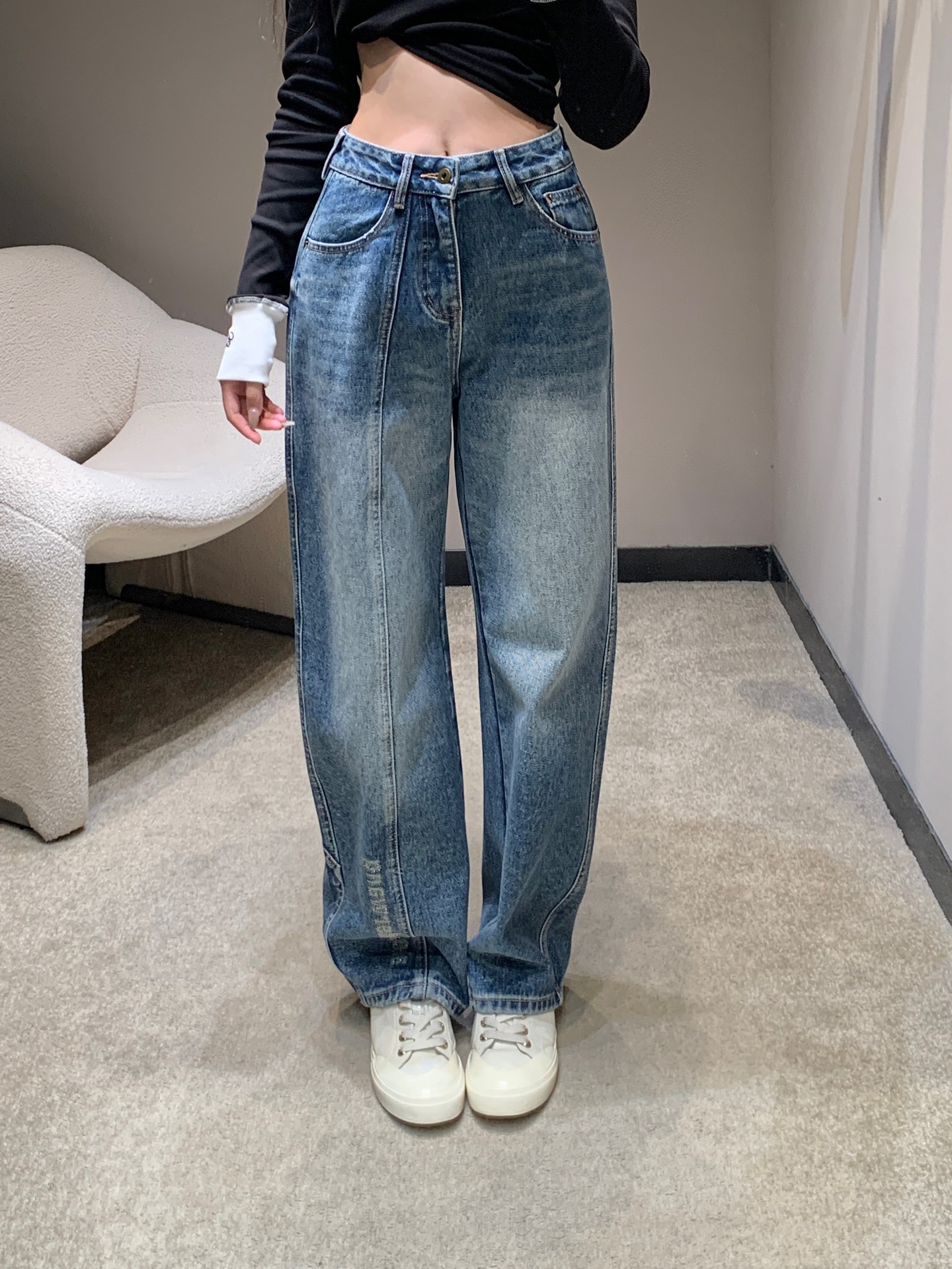 NO:622831,Alexa*der wang 25FW new autumn and winter laser letter printed rhinestone fleece denim trousers丨Exclusive high-end version!  Distressed blue denim + fleece lining, laser lettering printed with rhinestone details, soft elastic denim + velvet lining, keeping warm in autumn and winter without being stiff; distressed washed with retro texture, showing texture without being picky about matching; high-waisted wide-leg version + rhinestoned letters on the side seam, hiding the flesh and showing the length of the legs; the back pocket details are brand-conscious, and you can wear it casually every day or out on the street!  Available in stock S/M/L,,alexander wang19860909Alexa*der wang 25FW秋冬新款 激光字母印花烫钻抓绒牛仔长裤丨独家高版出品！做旧蓝调牛仔+抓绒内里,激光字母印花叠烫钻细节,软弹牛仔布+加绒内里,秋冬保暖不硬挺；做旧水洗自带复古肌理,显质感又不挑搭配；高腰阔腿版型+侧缝烫钻字母,藏肉显腿长；后袋细节戳中品牌控,日常/出街都能穿出随性气场！现货发售S/M/L,,alexander wang,Women's clothing