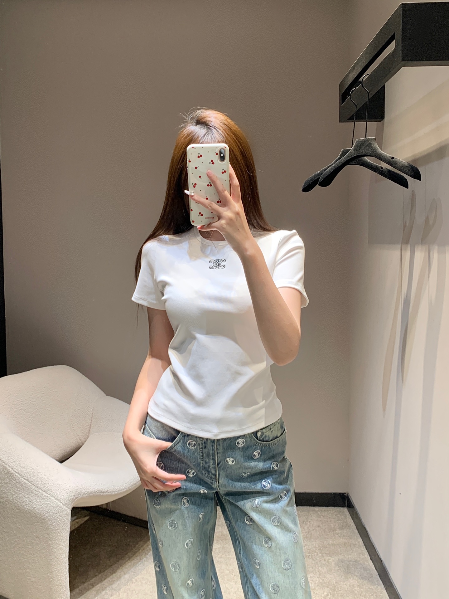 NO:622844,Celin* 26sS early spring new style Arc de Triomphe embroidered stretch short-sleeved T-shirt丨Exclusively developed by yb!  High quality production!  High-elastic pure cotton fabric, close to the body but not tight; soft but not collapsed, can be worn alone or layered in early spring to bring out neat lines; round neck short sleeves + exquisite Arc de Triomphe embroidery on the chest, details that highlight the brand control; slim-fitting and slightly elastic version, hiding the flesh and outlining the sense of slenderness; minimalist texture blends into daily relaxation, black and white two-color suitable for all styles. Ready for sale S/M/L,,celine,T-shirt,tees,t-shirt,alexander wang19860909Celin* 26sS早春新款 凯旋门刺绣弹力短袖T恤丨独家yb开发！高版出品！高弹纯棉面料,贴身不紧绷；软而不塌,早春单穿/叠穿都能衬出利落线条；圆领短袖+胸口精致凯旋门刺绣,细节戳中品牌控；修身微弹版型,藏肉又能勾勒纤细感；极简质感揉进日常松弛感,黑白双色适配所有风格.现货发售S/M/L,,celine,T-shirt,tees，t-shirt,alexander wang,Women's clothing