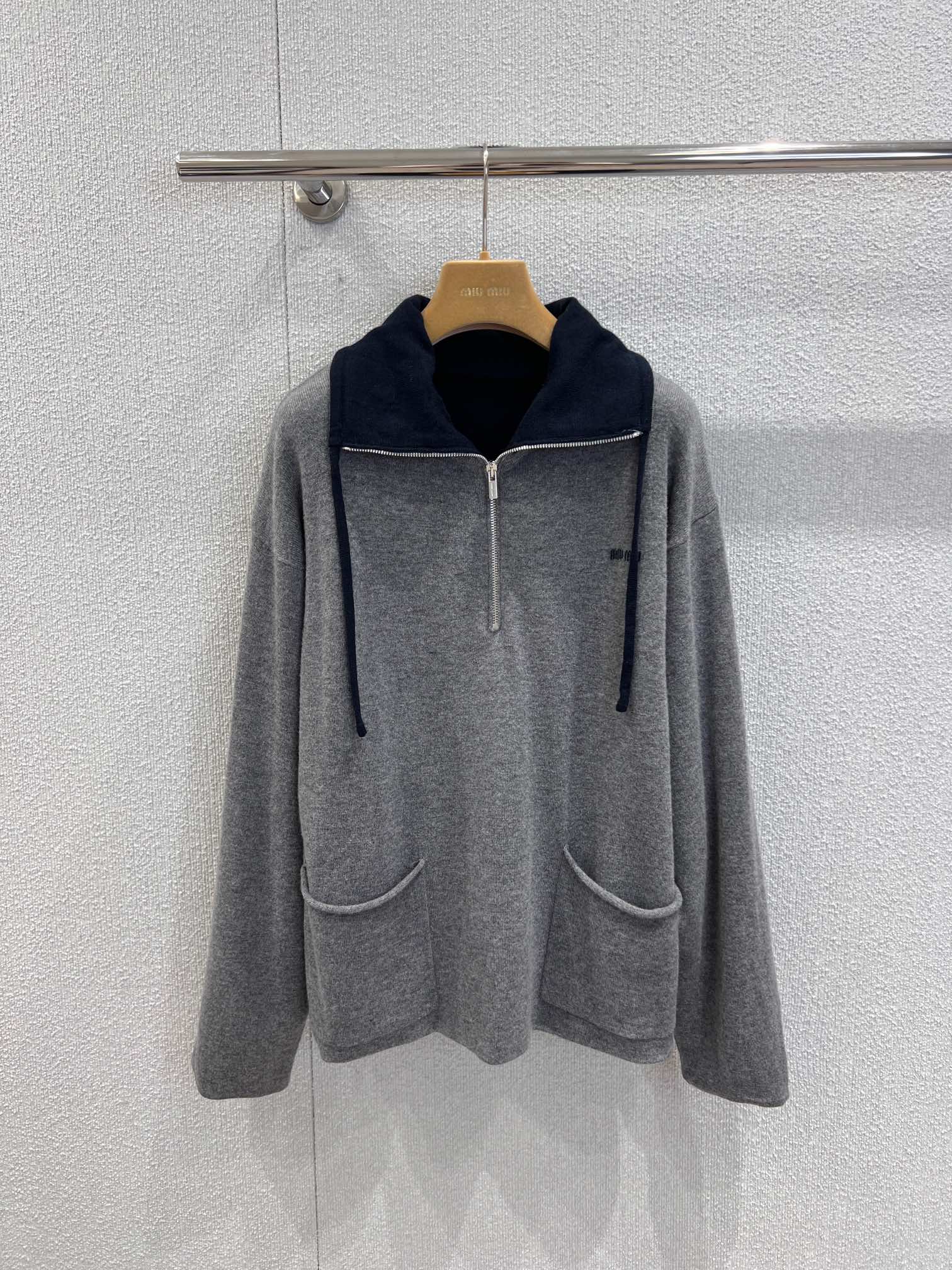 NO:622891,Support exchange Miumi* 26SS new early spring gray tone relaxed cashmere half-zip sweater丨Exclusively developed by yb!  High quality production!  Selected fine cashmere fabric, which is lightweight but has inherent warmth. The stand-up collar is designed with a half zipper. When pulled to the top, it gives a cool atmosphere, and when pulled to the chest, it feels casual and lazy; the mini logo does not steal the spotlight but is iconic enough; the large patch pockets at the hem are both practical and casual, and the instant feeling of relaxation is filled when inserted into the pocket.overs  ize has a micro silhouette that hugs the figure without weighing down the body. The shoulder line is dropped, and the gray tone comes with a 'versatile filter'. You can wear it casually with a MIU-style sweet and cool relaxed feeling. Ready-made S/M/L real shot details, miumiu, versace, alexander  wang19860909支持换款 Miumi* 26SS早春新款 灰调松弛感羊绒半拉链针织衫丨独家yb开发！高版出品！精选细支山羊绒面料,轻若无物却自带暖度,立领半拉链设计,拉到顶是清冷氛围感,拉到胸口是随性慵懒；迷你徽标不抢镜却足够标志性；下摆的大贴袋既实用又添了份随性,插兜的瞬间松弛感拉满.oversize微廓形,裹住身材却不压个子,肩线做了落肩处理,灰调自带“百搭滤镜”,随便搭都能穿出MIU式的甜酷松弛感.现货发售S/M/L实拍细节图,,miumiu,versace,alexander wang,Women's clothing