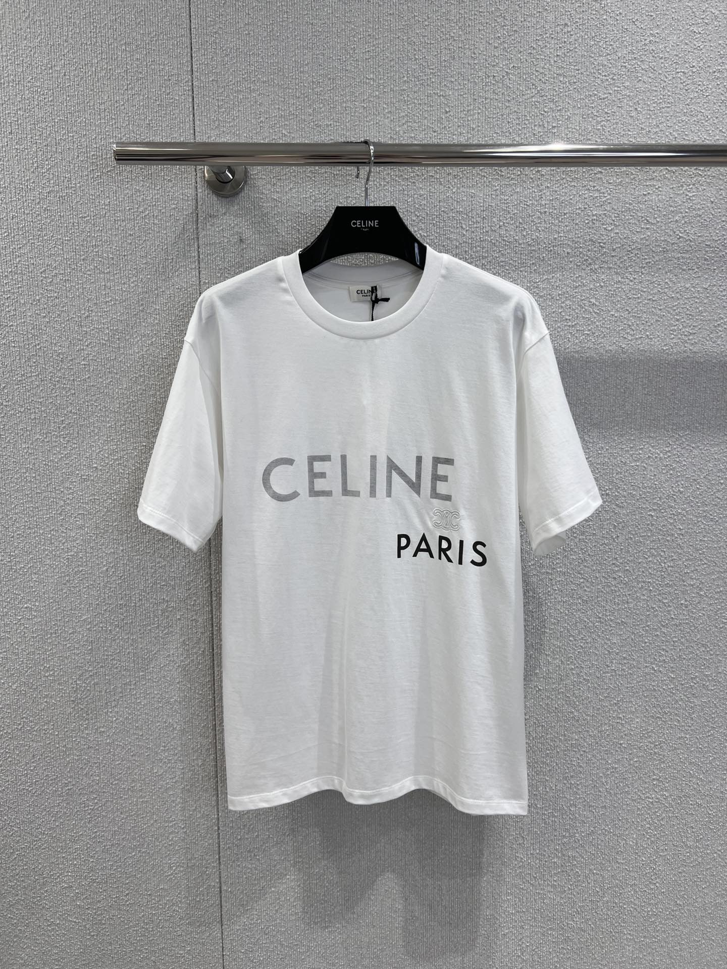 NO:626527,Supports exchange Celin* 26SS early spring new letter printed embroidered round neck short-sleeved T-shirt丨Exclusively developed by yb!  High quality production!  The milky white heavy cotton material has a soft matte luster. The letters on the front are printed in gray tones and embroidered in the same color to create layers. The exquisite stitching is so low-key that you can only find it when you get close. The slightly loose shoulder cut can hide the flesh without dragging. The round neck just exposes the shoulder and neck lines. It is a relaxed French style when paired with jeans.  Paired with a skirt, you will instantly become a cool lady. You can wear it alone or layered to support the texture. Ready-made S/M/L real shot details, celine, skirts, jeans, T-shirt, tees, t-shirt, alexander  wang19860909支持换款 Celin* 26SS早春新款 字母印花刺绣圆领短袖T恤丨独家yb开发！高版出品！奶白色重磅棉料自带软雾光泽,正面字母用灰调印花+同色系刺绣叠出层次,低调到只有凑近才会发现的精致针脚,微宽松落肩剪裁,既能藏肉又不拖沓,圆领刚好露出肩颈线条,搭牛仔裤是松弛法式,配半裙秒变清冷大小姐,单穿/叠穿都能撑得起质感.现货发售S/M/L实拍细节图,,celine,skirts,jeans,T-shirt,tees，t-shirt,alexander wang,Women's clothing