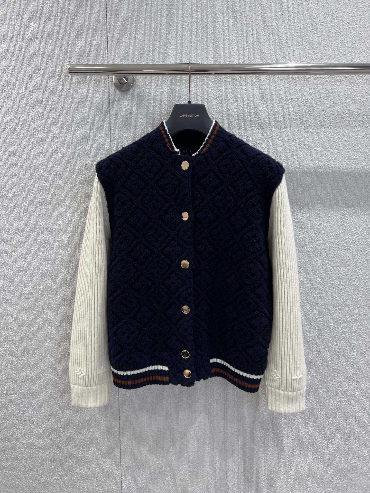 NO:623806,Support exchange Louis vuitto* 25FW new autumn and winter navy blue presbyopic striped knitted baseball jacket丨Exclusively developed by yb!  High quality production!  Navy blue presbyopia jacquard knitting + off-white cashmere-like sleeves, the soft knitted texture brings a warm winter atmosphere, baseball collar + contrasting ribbed edges + metal buttons, the retro college style is mixed with a bit of laziness and relaxation; the presbyopic dark pattern is a low-key nobility and discreet, from a distance it looks like a simple contrasting color, but up close it is full of details!  Ready sale S/M/L real shot details,,louis vuitton,jackets & coats,alexander wang19860909支持换款 Louis vuitto* 25FW秋冬新款 藏蓝老花条纹针织棒球外套丨独家yb开发！高版出品！藏蓝老花提花针织+米白羊绒感袖身,软乎乎的针织肌理自带暖冬氛围,棒球领+撞色罗纹边+金属纽扣,复古学院风里掺了点慵懒松弛；老花暗纹是低调的贵气小心机,远看是简约撞色,近看全是细节！现货发售S/M/L实拍细节图,,louis vuitton,jackets & coats,alexander wang,Women's clothing