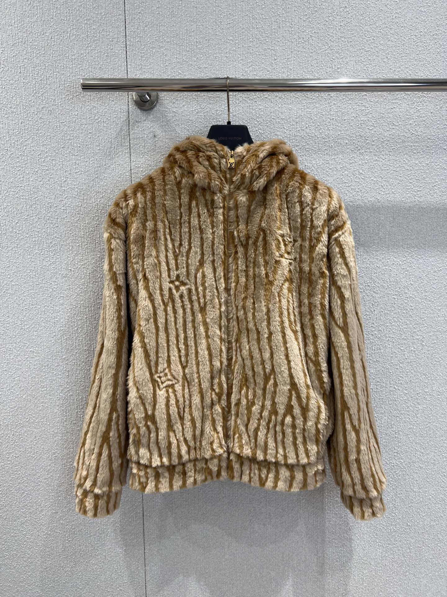 NO:626504,Support exchange Louis vuitto* 25FW new autumn and winter EPI suede waist zipper hooded jacket丨Exclusively developed by yb!  High quality production!  The EPI suede is mixed with a caramel brown striped texture, which looks like warm-toned gold foil kneaded into the plush. It feels soft and fufu yet has a firm feel. The hooded lining is printed with the classic Monogram dark pattern. The metal logo on the zipper + three-dimensional embossed L on the body  ogo is a low-key but unconcealable luxury; waist drawstring + loose shoulder design, it can not only pinch out the waistline but also hide the flesh, and can be worn by both men and women to give off a relaxed aura of a noble boy/young lady. Ready-made S/M/L real shot details, Louis  vuitton,jackets & coats,hats,alexander wang19860909支持换款 Louis vuitto* 25FW秋冬新款 EPI绒面束腰拉链连帽夹克丨独家yb开发！高版出品！EPI绒面混织出焦糖棕条纹肌理,像把暖调金箔揉进了毛绒里,摸起来软fufu却自带挺括感,连帽内衬印满经典Monogram暗纹,拉链处的金属标+衣身立体压纹Logo,是低调却藏不住的奢华；束腰抽绳+宽松落肩版型,既能掐出腰线又能藏肉,男女穿都能穿出松弛的贵公子/大小姐气场.现货发售S/M/L实拍细节图,,louis vuitton,jackets & coats,hats,alexander wang,Women's clothing