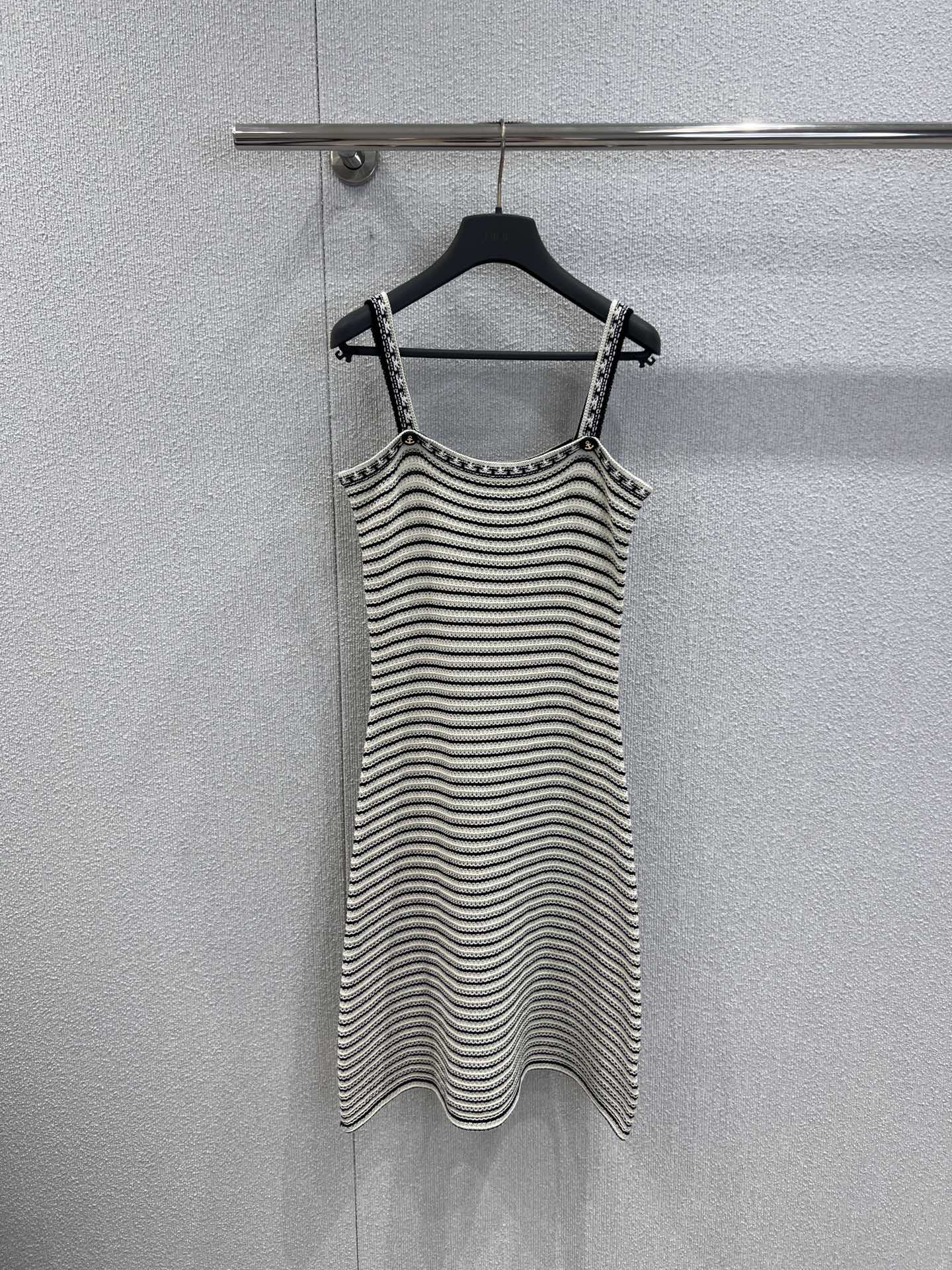 NO:623800,Skirt supports exchange Dio* 26SS early spring new style crochet striped knitted suit丨exclusively developed by yb!  High quality production!  The crochet textured striped knit has a delicate and airy feel. It is light and not stuffy when worn in early spring. It is soft against the skin. It is a 'lazy suit' with suspenders + cardigan. The square-neck suspender just exposes the skin. The cardigan has contrasting edges and small buttons. It is as exquisite as wearing a French dessert on the body. Wear the suspenders alone and wear it with a suit. It is sassy and cute!  Ready sale S/M/L real shot details, dior, skirts, business suit, alexander wang19860909裙子 支持换款 Dio* 26SS早春新款 钩织条纹针织套装丨独家yb开发！高版出品！钩织肌理条纹针织,自带细腻空气感,早春穿轻盈不闷,贴肤软乎乎,吊带+开衫的“懒人套装”,方领吊带露肤刚好,开衫做了撞色包边+小纽扣,精致得像把法式甜点穿在身上,吊带单穿外搭西装,又飒又嗲！现货发售S/M/L实拍细节图,,dior,skirts,business suit,alexander wang,Women's clothing