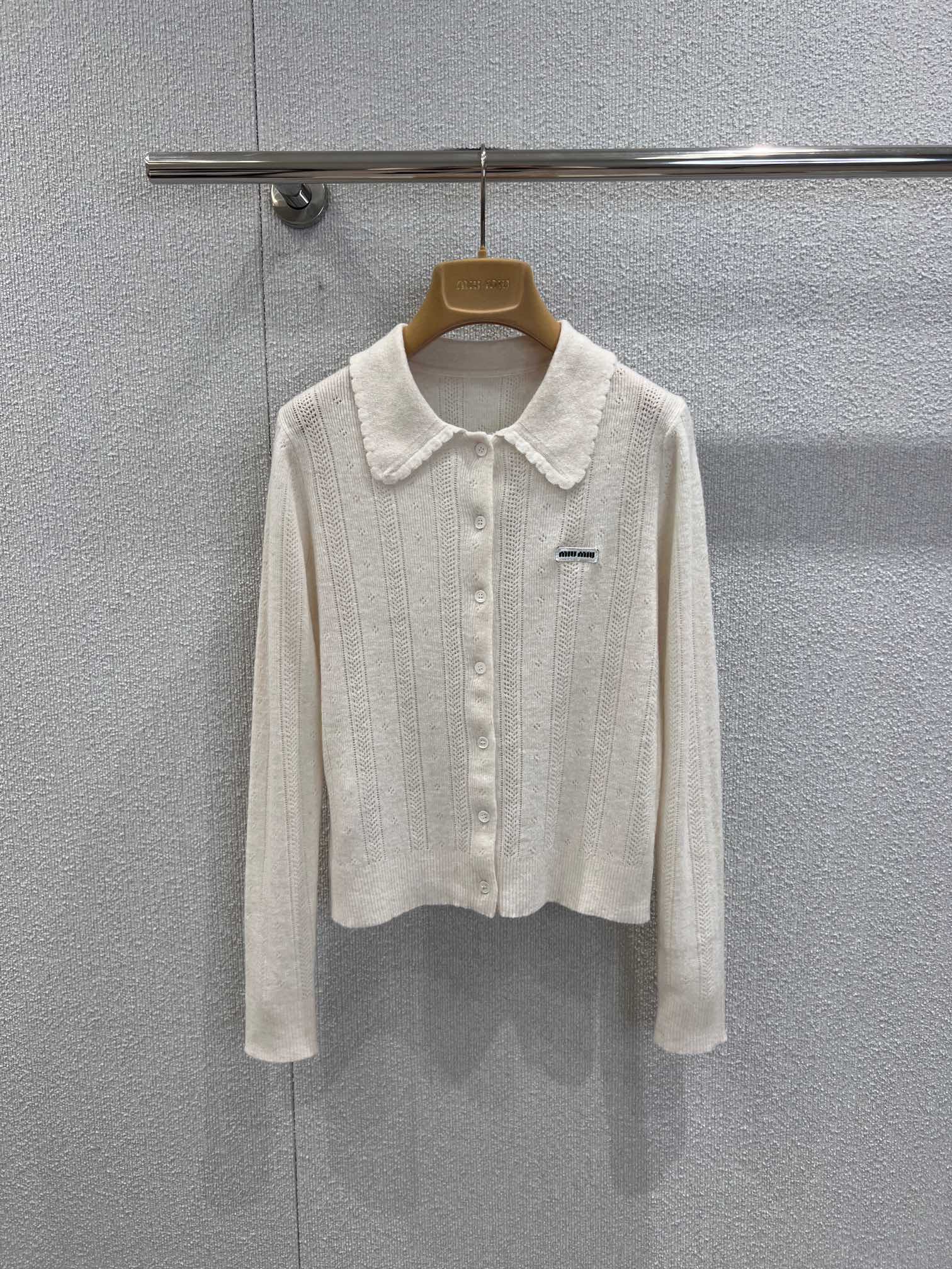 NO:622924,Support exchange Miumi* 26SS early spring new letter logo lapel cashmere knitted cardigan丨Exclusively developed by yb!  High quality production!  The fine cashmere blended fabric is selected, and the milky white lapel has a petal-style wavy edge, which weakens the heavy feeling of cashmere. The small logo on the chest is a finishing detail, which does not steal the spotlight but is iconic enough. The invisible drawstring on the hem can be freely adjusted to tighten the waist to show proportion. If it is loosened, it will create a lazy and soft fufu atmosphere!  Ready sale S/M/L real shot details,,miumiu,alexander wang19860909支持换款 Miumi* 26SS早春新款 字母徽标翻领羊绒针织开衫丨独家yb开发！高版出品！精选细支羊绒混纺面料,奶白色翻领做了花瓣式波浪边,弱化了羊绒的厚重感,胸口的小标是点睛细节,不抢镜却足够标志性,下摆的隐形抽绳可以自由调节松紧,收腰显比例,放宽松则是慵懒的软fufu氛围单品！现货发售S/M/L实拍细节图,,miumiu,alexander wang,Women's clothing