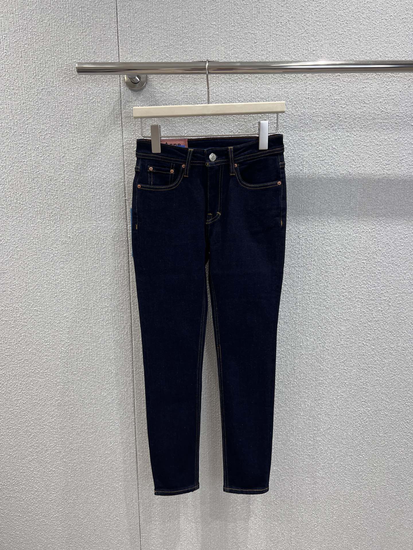 NO:623776,Support exchange of Acne St*dios 25FW new autumn and winter washed fleece denim pencil pants丨Exclusive high-end version!  Made of high-elastic washed denim + inner fleece, the outer layer is made of distressed dark blue denim texture, which feels soft and boney; the high-waist design is just stuck on the waistline, quietly increasing the proportion; the micro-elastic fabric tightly wraps the leg shape, and the curvature of the back waist is cut + pockets  The three-dimensional stitching makes the buttocks look round and upturned instantly when worn, and the 'slim waist buttocks' curve is directly welded to the body; a pair of 'velvet-not-bulky pants' that can be worn from late autumn to cold winter. Ready stock S/M/L real shot details, Acne  studios,dior,alexander wang19860909支持换款 Acne St*dios 25FW秋冬新款 水洗抓绒牛仔铅笔裤丨独家高版出品！采用高弹水洗牛仔布+内里抓绒,外层是做旧的深蓝牛仔肌理,摸起来软而有骨；高腰设计刚好卡在腰线,悄悄拉高比例；微弹面料紧紧裹住腿型,后腰的弧度剪裁+口袋的立体缝线,穿上瞬间把臀型托得圆润上翘,“腰细臀翘”的曲线直接焊在身上；一条能从深秋穿到寒冬的“加绒不臃肿神裤”.现货发售S/M/L实拍细节图,,acne studios,dior,alexander wang,Women's clothing