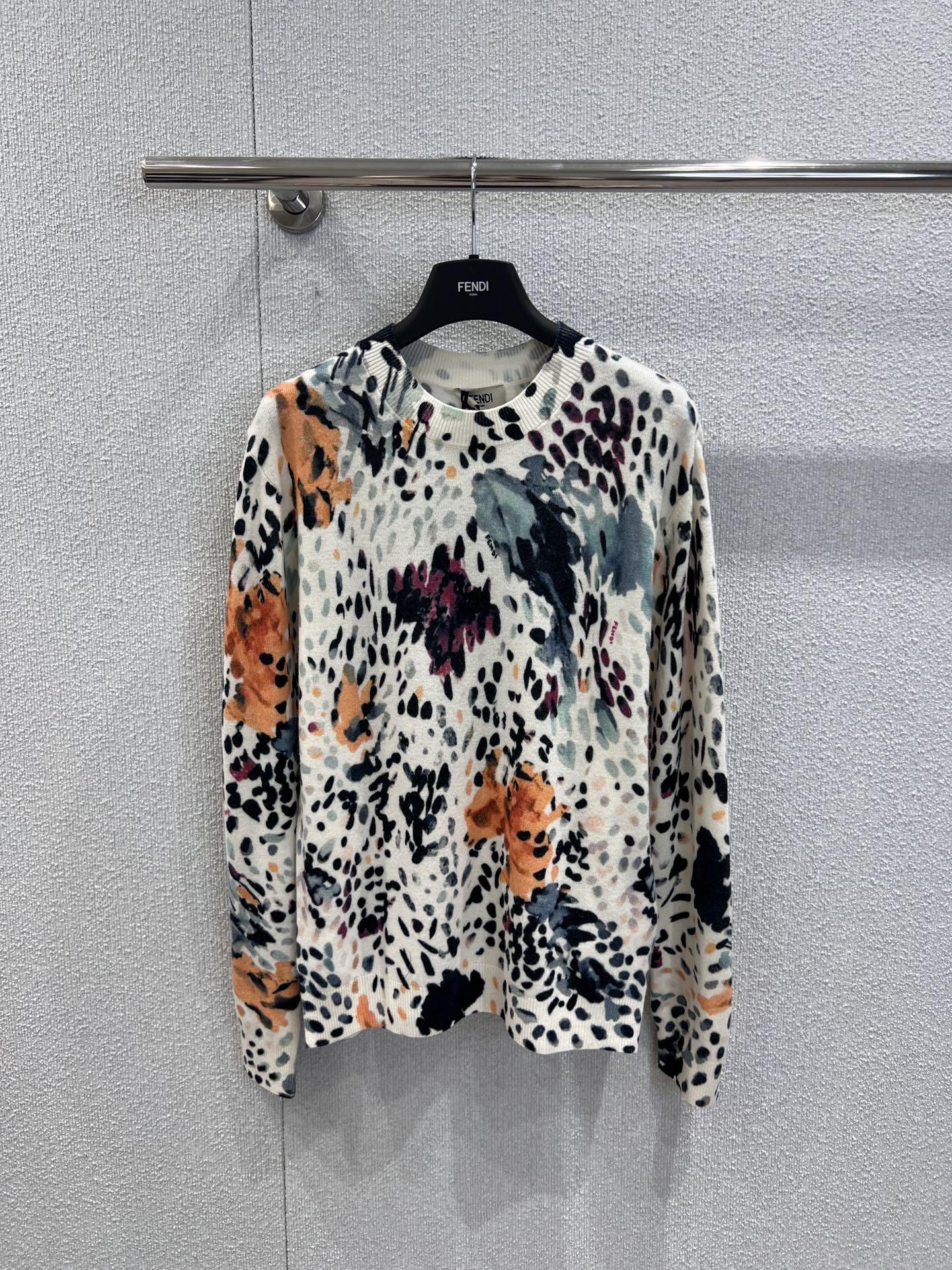 NO:623799,Supports exchange Fend* 26SS new early spring multi-color printed round neck wool blended sweater丨Exclusively developed by yb!  High quality production!  Made of wool blended fabric, the knitted texture is fine and crisp. It is not a stereotypical leopard print, but a 'smudged artistic stroke'. The slightly loose silhouette is not flattering on the figure. It comes with an 'eye-catching filter'. You can wear it casually with an F-style relaxed artistic sense. Ready-made S/M/L real shot details, fendi, alexander wang19860909支持换款 Fend* 26SS早春新款 多色印花圆领羊毛混纺针织衫丨独家yb开发！高版出品！采用羊毛混纺面料,针织肌理细密挺括,不是刻板的豹纹,而是“晕染开的艺术笔触”微宽松廓形不挑身材的微宽松版型,自带“吸睛滤镜”,随便搭都能穿出F式的松弛艺术感.现货发售S/M/L实拍细节图,,fendi,alexander wang,Women's clothing