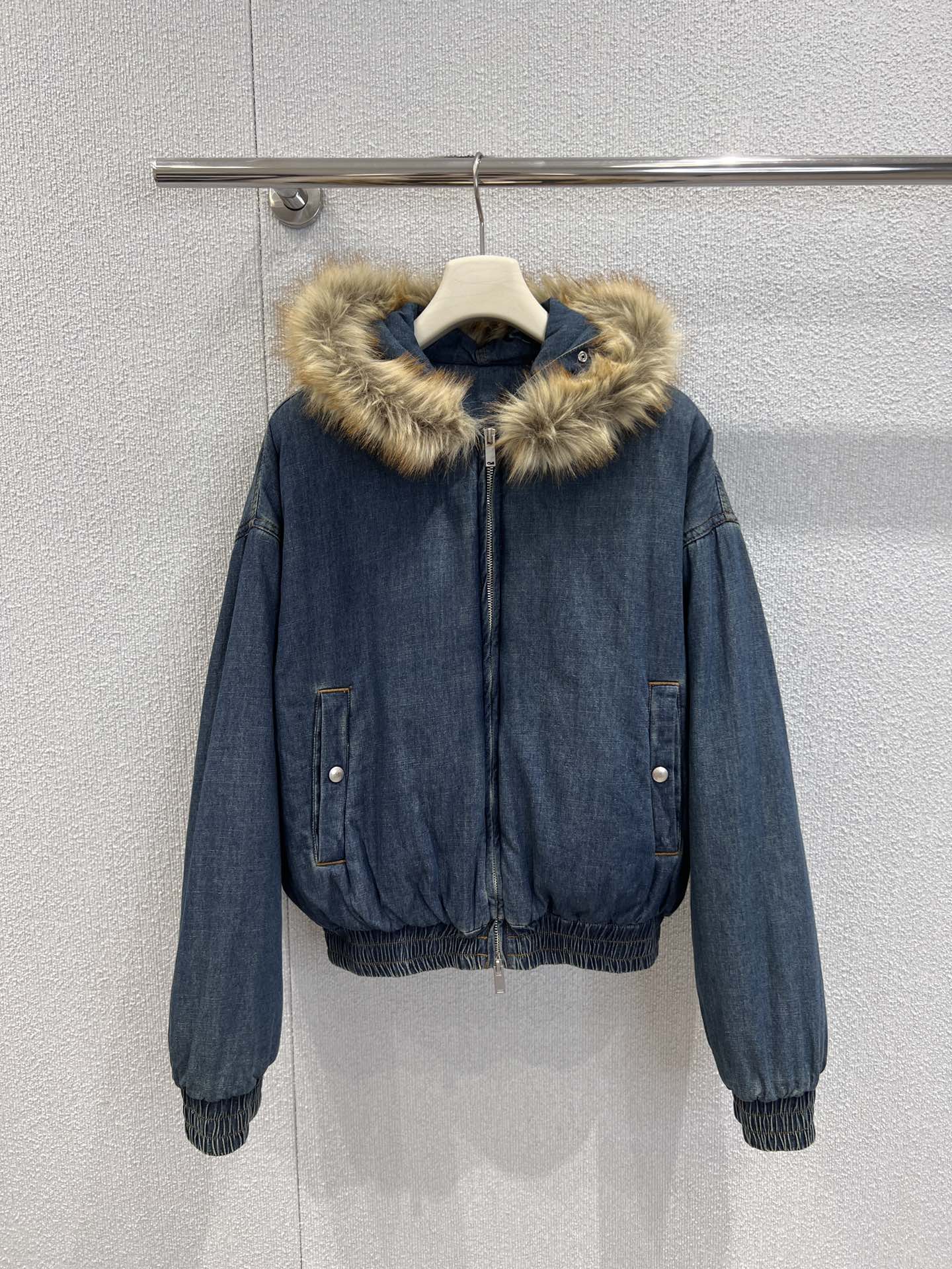 NO:623805,Support exchange IMM* 25FW new autumn and winter denim cotton hooded jacket丨Exclusive high-end version!  It is made of washed distressed denim, with a retro denim texture, and is filled with light honed cotton inside. The large-sized raccoon fur collar on the brim is a 'gentle crit in the cold winter'. The pleated edges on the cuffs and hem can tighten the wind and bring out the 'relaxed and non-sloppy' silhouette. The short cut that just catches the waistline quietly increases the proportion; ready-made S/M/L real shot details, jackets &  coats,jackets & coats,hats,alexander wang19860909支持换款 IMM* 25FW秋冬新款 牛仔珩棉连帽夹克外套丨独家高版出品！采用水洗做旧牛仔布,自带复古的牛仔肌理,内里填充轻盈珩棉,帽檐的大尺寸貉子毛领是“冷冬里的温柔暴击”,袖口、下摆的抽褶收边,既能收紧风又能衬出“松弛不拖沓”的廓形感,刚好卡在腰线的短款剪裁,悄悄拉高比例；现货发售S/M/L实拍细节图,,jackets & coats,jackets & coats,hats,alexander wang,Women's clothing
