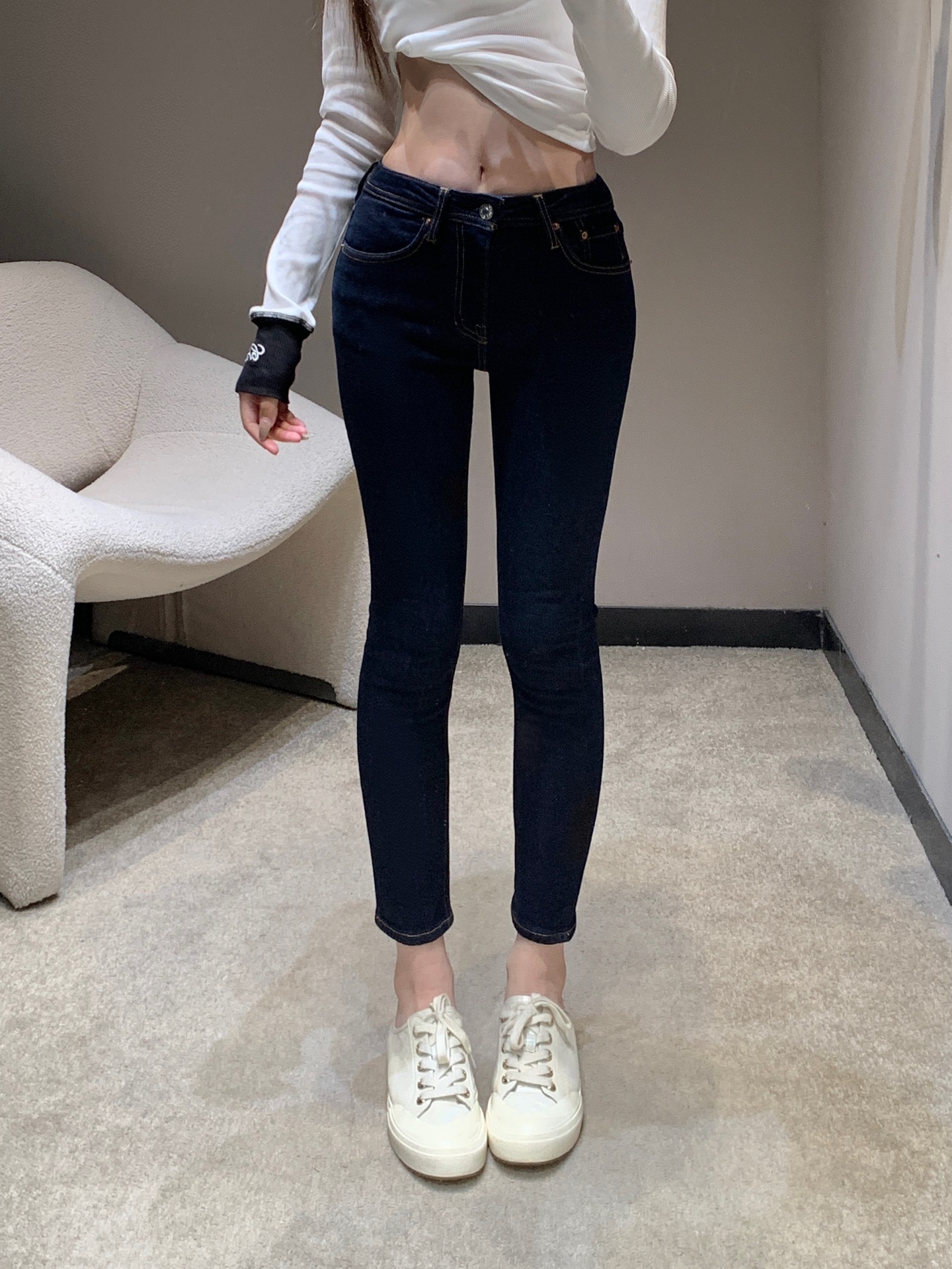 NO:623780,Acne St*dios 25FW new autumn and winter washed fleece denim pencil pants丨Exclusive high-end version!  It is made of high-elastic washed denim + fleece inside, and the outer layer is made of distressed dark blue denim texture, which feels soft and boney; the high-waist design is just stuck on the waistline, quietly increasing the proportion; the micro-elastic fabric tightly wraps the leg shape, and the curvature of the back waist is cut+  The three-dimensional stitching of the pockets instantly supports the rounded and upturned shape of the buttocks, and the 'slim waist buttocks' curve is directly welded to the body; a pair of 'fleece-added but not bulky pants' that can be worn from late autumn to cold winter. Ready for sale S/M/L,,acne  studios,dior,alexander wang19860909Acne St*dios 25FW秋冬新款 水洗抓绒牛仔铅笔裤丨独家高版出品！采用高弹水洗牛仔布+内里抓绒,外层是做旧的深蓝牛仔肌理,摸起来软而有骨；高腰设计刚好卡在腰线,悄悄拉高比例；微弹面料紧紧裹住腿型,后腰的弧度剪裁+口袋的立体缝线,穿上瞬间把臀型托得圆润上翘,“腰细臀翘”的曲线直接焊在身上；一条能从深秋穿到寒冬的“加绒不臃肿神裤”.现货发售S/M/L,,acne studios,dior,alexander wang,Women's clothing