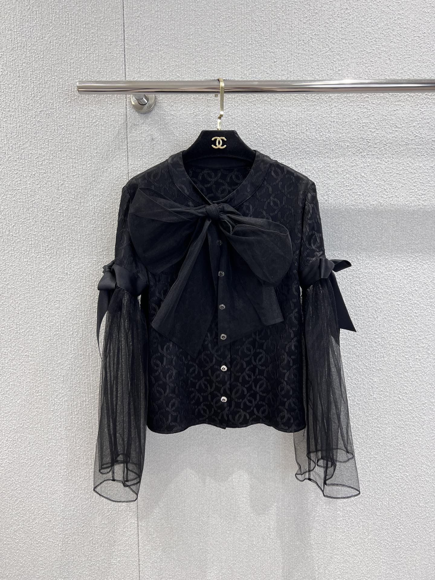 NO:624546,Supports exchange of styles Chan*l 25K Advanced Handicraft Series Black Gauze Bow Shirt丨Exclusively developed by yb!  High quality production!  The silk jacquard fabric has a logo hidden in the dark pattern, the neckline has a giant black gauze bow + cuff tie design, which makes it look sweet and cool. The semi-transparent mesh sleeves + a looming sense of layering, it has a 'breathing' feeling without being ostentatious, and it is full of atmosphere when you raise your hands!  Silver buckle embellishment and draped version make it look like a lazy lady when worn alone, or layered with jackets to create a cool and high-end look!  Ready-made S/M/L real shot details, chanel, jackets & coats, shirts, real silk, alexander wang19860909支持换款 Chan*l 25K高级手工坊系列 黑纱蝴蝶结衬衫丨独家yb开发！高版出品！真丝提花面料暗纹藏着标识,领口巨型黑纱蝴蝶结+袖口绑带设计,甜酷感直接拉满,半透网纱袖+若隐若现的层次感,自带“呼吸感”又不张扬,抬手间全是氛围感！银扣点缀+垂坠版型,单穿是慵懒大小姐,叠搭外套又能穿出清冷高级感！现货发售S/M/L实拍细节图,,chanel,jackets & coats,shirts,real silk,alexander wang,Women's clothing