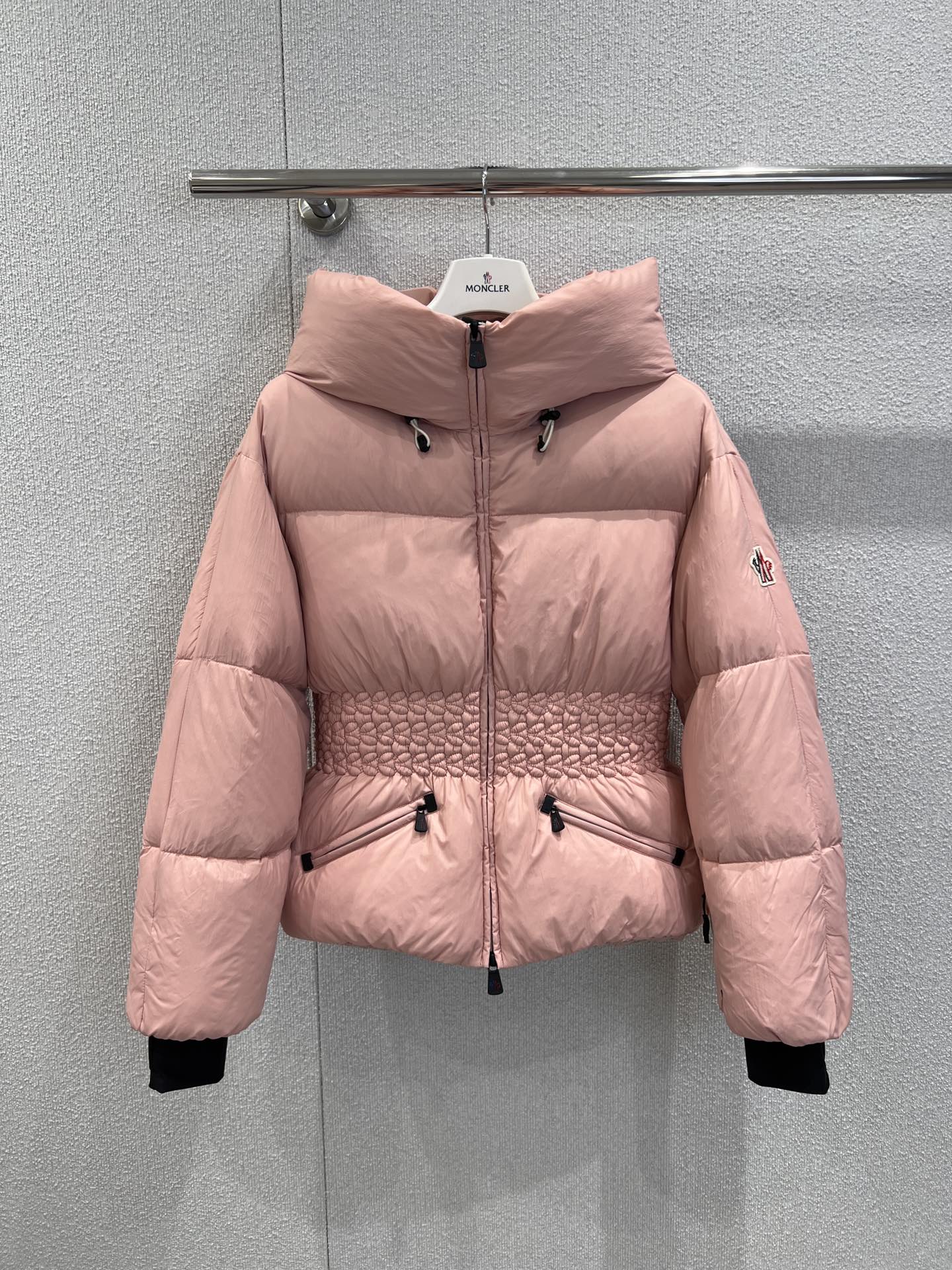 NO:623784,Comes with dust bag Mon*ler 25FW new autumn and winter style pleated waist hooded down jacket丨Exclusively developed by yb!  High quality production!  Made of high-density matte nylon fabric, windproof and splash-proof, with a low-key soft mist sheen; three-dimensional pleats + elastic elastic bands on the waist, filled with 90% white goose down, full of fluff but like 'wrapped in a ball of soft cotton', and can keep you warm even in sub-zero temperatures  It is light and unburdened. The hooded design wraps up the warmth, and the short cut is just stuck on the waistline, quietly increasing the proportion. Even a small person can wear it with a sweet and cool feeling of 'perfect head-to-body ratio'. Ready-made S/M/L real shot details,,jackets  & coats,down jacket,hats,alexander wang19860909配防尘袋 Mon*ler 25FW秋冬新款 褶皱收腰连帽羽绒服外套丨独家yb开发！高版出品！采用高密度哑光尼龙面料,防风防泼溅,自带低调的柔雾光泽；腰身处的立体褶皱+松紧弹力带,内里填充90白鹅绒,蓬松度拉满却像“裹了团软棉花”,零下气温也能暖得轻盈无负担.连帽设计裹住暖意,短款剪裁刚好卡在腰线,悄悄拉高比例,小个子也能穿出“头身比满分”的甜酷感.现货发售S/M/L实拍细节图,,jackets & coats,down jacket,hats,alexander wang,Women's clothing