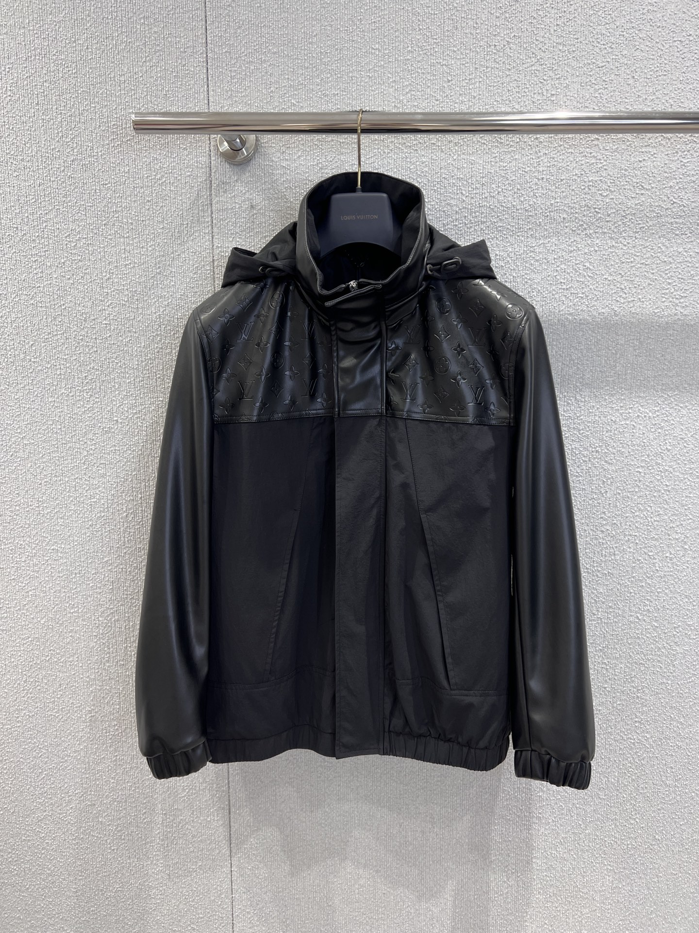 NO:624538,Support exchange Louis vuitto* 25FW new autumn and winter black nylon blended leather hooded windbreaker丨Exclusive high-end version!  Nylon blended main body + leather spliced sleeve shoulders, the leather part is embossed with classic Monogram dark patterns, low-key but full of brand recognition, all-black color + neat tailoring, no extra decoration but comes with a 'noble filter', and it will not be bloated when layered with inner layers! Loose hood + blouson cuffs, which can not only block the wind but also have a casual sense of relaxation, suitable for daily commuting and light outdoor! Ready-made S/M/L real shot details, Louis  vuitton,hats,alexander wang19860909支持换款 Louis vuitto* 25FW秋冬新款 黑色尼龙混纺拼皮连帽风衣丨独家高版出品！尼龙混纺主体+皮革拼接袖肩,皮革部分压印满经典Monogram暗纹,低调中藏满品牌辨识度,全黑配色+利落剪裁,没有多余装饰却自带“贵气滤镜”,叠穿内搭也不会臃肿!宽松连帽+束口袖口,既能挡风又自带随性松弛感,日常通勤、轻户外都适配!现货发售S/M/L实拍细节图,,louis vuitton,hats,alexander wang,Women's clothing