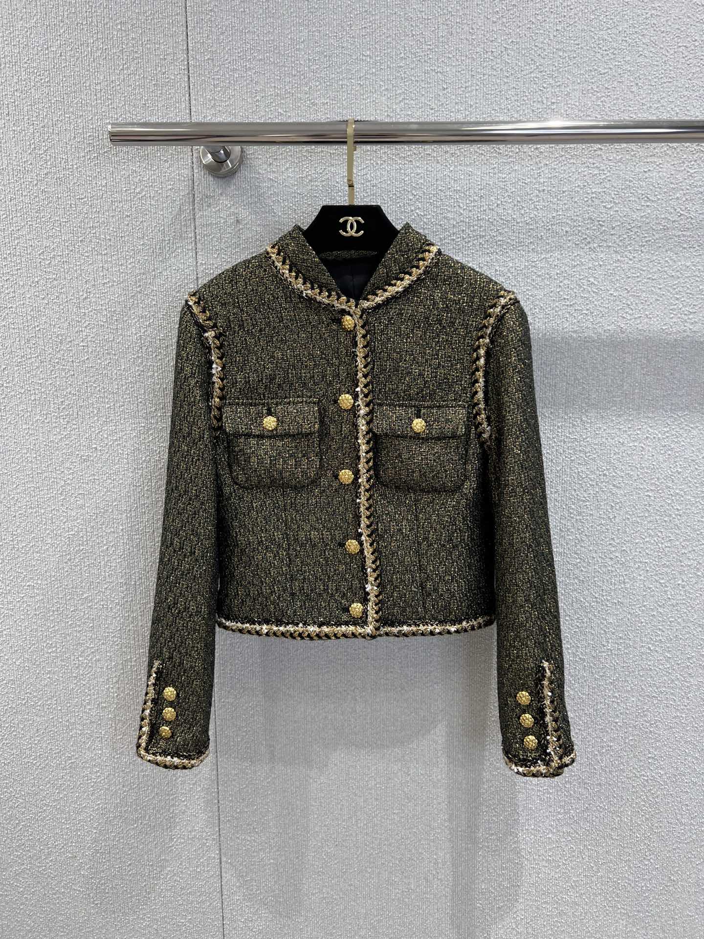 NO:626547,The jacket supports exchange. Chan*l 25K Advanced Handicraft Workshop Black Gold Tweed Short Jacket + Skirt Set丨Exclusively developed by yb!  High quality production!  The black-gold blended tweed has a fine shimmer, like champagne gold foil kneaded into the wool texture, giving it a low-key metallic feel when walking. The beige-gold thick chain piping on the body/skirt is the signature craftsmanship of the handicraft workshop, and the stitching has the warmth of hand-sewing; short clip  The gram's waist-cutting and the slightly A-shaped silhouette of the skirt create a waist-to-hip ratio while retaining a sense of looseness, which directly enhances the lady's aura. Ready-made S/M/L real shot details, chanel, skirts, jackets  & coats,jackets & coats,alexander wang19860909外套支持换款 Chan*l 25K高级手工坊 黑金粗花呢短夹克+半裙套装丨独家yb开发！高版出品！黑金混纺粗花呢自带细碎光泽,像把香槟金箔揉进了羊毛肌理,走动时泛着低调的金属感,衣身/裙摆的米金色粗链滚边是手工坊标志性工艺,针脚带着手工缝制的温度；短夹克的收腰剪裁+半裙的微A廓形,掐出腰臀比的同时又保留松弛感,大小姐气场直接拉满.现货发售S/M/L实拍细节图,,chanel,skirts,jackets & coats,jackets & coats,alexander wang,Women's clothing