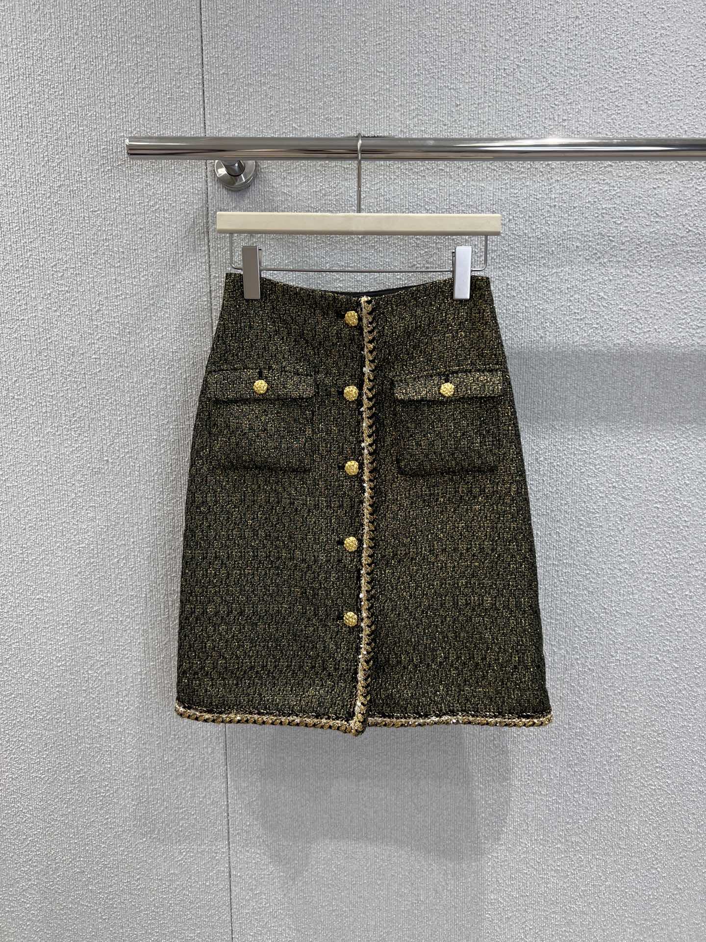 NO:626555,Skirt supports exchange. Chan*l 25K Advanced Handicraft Workshop Black Gold Tweed Short Jacket + Skirt Set丨Exclusively developed by yb!  High quality production!  The black-gold blended tweed has a fine shimmer, like champagne gold foil kneaded into the wool texture, giving it a low-key metallic feel when walking. The beige-gold thick chain piping on the body/skirt is the signature craftsmanship of the handicraft workshop, and the stitching has the warmth of hand-sewing; short clip  The gram's waist-cutting and the slightly A-shaped silhouette of the skirt create a waist-to-hip ratio while retaining a sense of looseness, which directly enhances the lady's aura. Ready-made S/M/L real shot details, chanel, skirts, jackets  & coats,alexander wang19860909半裙支持换款 Chan*l 25K高级手工坊 黑金粗花呢短夹克+半裙套装丨独家yb开发！高版出品！黑金混纺粗花呢自带细碎光泽,像把香槟金箔揉进了羊毛肌理,走动时泛着低调的金属感,衣身/裙摆的米金色粗链滚边是手工坊标志性工艺,针脚带着手工缝制的温度；短夹克的收腰剪裁+半裙的微A廓形,掐出腰臀比的同时又保留松弛感,大小姐气场直接拉满.现货发售S/M/L实拍细节图,,chanel,skirts,jackets & coats,alexander wang,Women's clothing