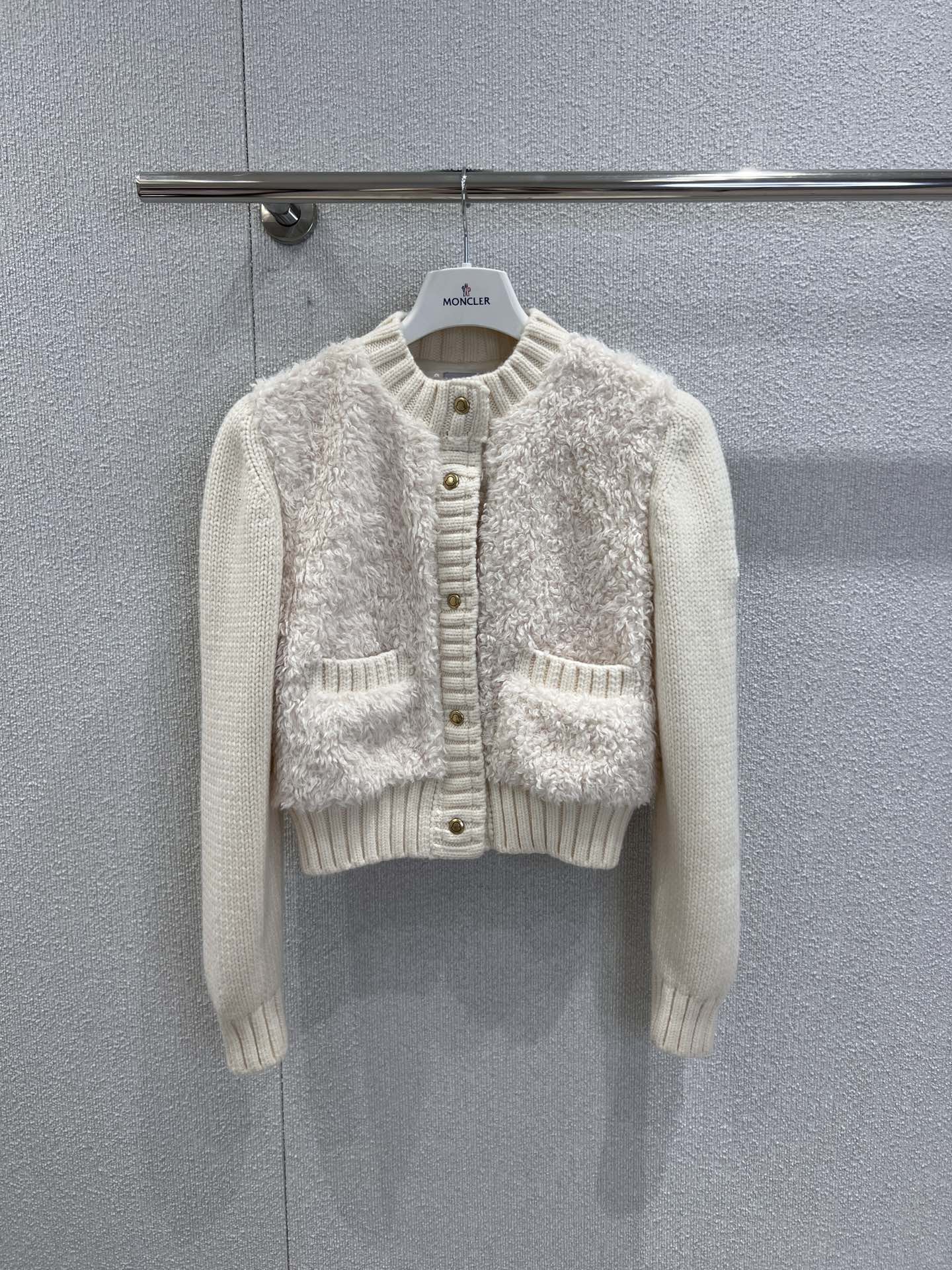 NO:624527,Comes with dust bag Moncl*r 25FW new autumn and winter Teddy splicing knitted down jacket丨Exclusively developed by yb!  High quality production!  The front is made of fluffy teddy fur and fine knitted fabric. The back is made of light rhombus down, which is warm and not bulky. It has metal snap buttons and ribbed edges on the cuffs. The brand logo on the arms is low-key and exquisite. The short version is just stuck on the waistline. It shows height and can be worn with various inner styles, welding 'soft fufu' and 'high-end sense' to the body!  Ready sale S/M/L real shot details,,down jacket,alexander wang19860909配防尘袋 Moncl*r 25FW秋冬新款 泰迪拼接针织羽绒服丨独家yb开发！高版出品！正面是蓬松泰迪毛拼接细腻针织,后背是轻盈菱格羽绒,保暖又不臃肿,金属按扣+袖口罗纹收边,手臂处的品牌徽标低调又精致,短款版型刚好卡在腰线,显高还能搭各种内搭,把“软fufu”和“高级感”焊在身上！现货发售S/M/L实拍细节图,,down jacket,alexander wang,Women's clothing