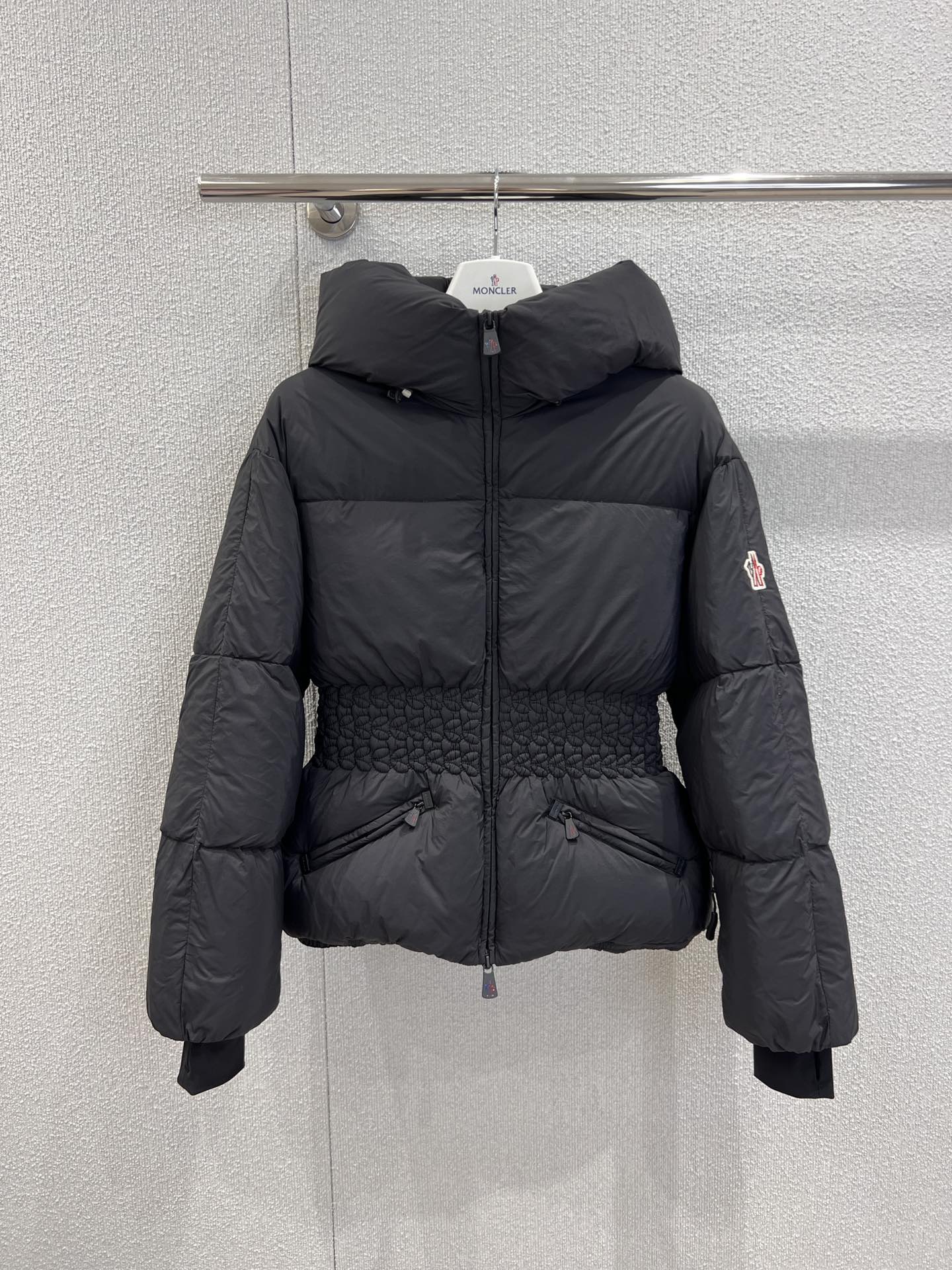 NO:624476,Comes with dust bag Mon*ler 25FW new autumn and winter style pleated waist hooded down jacket丨Exclusively developed by yb!  High quality production!  Made of high-density matte nylon fabric, windproof and splash-proof, with a low-key soft mist sheen; three-dimensional pleats + elastic elastic bands on the waist, filled with 90% white goose down, full of fluff but like 'wrapped in a ball of soft cotton', and can keep you warm even in sub-zero temperatures  It is light and unburdened. The hooded design wraps up the warmth, and the short cut is just stuck on the waistline, quietly increasing the proportion. Even a small person can wear it with a sweet and cool feeling of 'perfect head-to-body ratio'. Ready-made S/M/L real shot details,,jackets  & coats,down jacket,hats,alexander wang19860909配防尘袋 Mon*ler 25FW秋冬新款 褶皱收腰连帽羽绒服外套丨独家yb开发！高版出品！采用高密度哑光尼龙面料,防风防泼溅,自带低调的柔雾光泽；腰身处的立体褶皱+松紧弹力带,内里填充90白鹅绒,蓬松度拉满却像“裹了团软棉花”,零下气温也能暖得轻盈无负担.连帽设计裹住暖意,短款剪裁刚好卡在腰线,悄悄拉高比例,小个子也能穿出“头身比满分”的甜酷感.现货发售S/M/L实拍细节图,,jackets & coats,down jacket,hats,alexander wang,Women's clothing