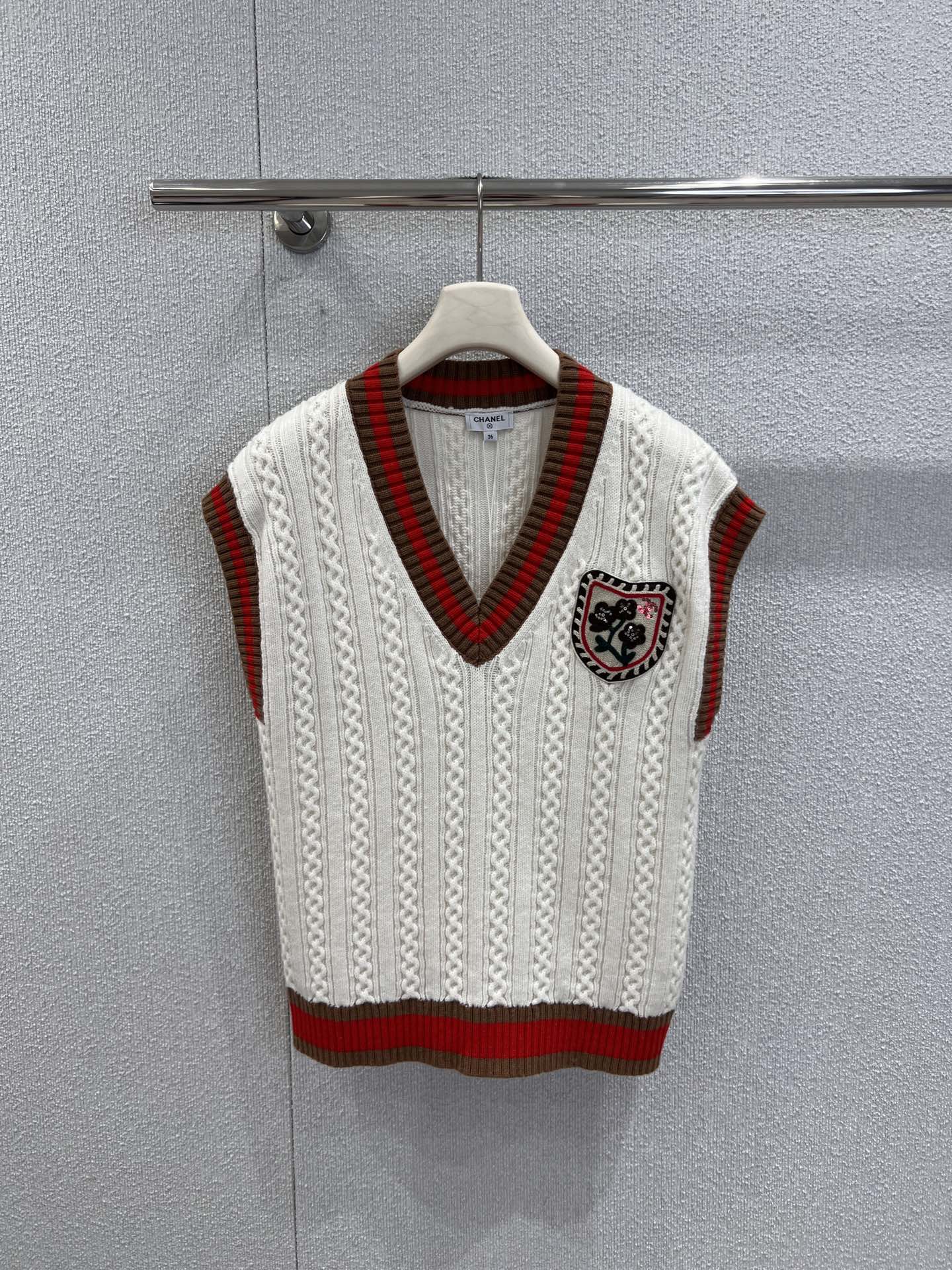 NO:625327,Supports exchange. Chan*l 26C Advanced Handicraft Workshop Series New White College Style V-neck Knitted Vest丨Exclusive high-end version!  The soft waxy wool blended fabric can hide the flesh without pricking the skin. The shield-shaped badge on the chest integrates brand elements. The embroidery texture is so exquisite that you can feel the texture. It is the iconic detail of the high-end handmade workshop; this knitted vest from the same series of GD has a noble college feel welded to the body. Ready for sale S/M/L real shot details, chanel, alexander wang19860909支持换款 Chan*l 26C高级手工坊系列新款 白色学院风V领针织马甲丨独家高版出品！软糯羊毛混纺面料,不扎肤还能藏肉,胸前盾形徽章融合品牌元素,刺绣纹理精致到能摸到质感,是高定手工坊的标志性细节；这件GD同系列针织马甲,把贵气学院感焊在了衣身上现货发售S/M/L实拍细节图,,chanel,alexander wang,Women's clothing