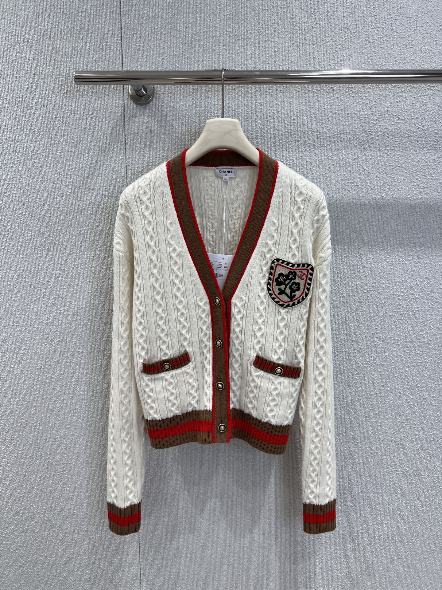 NO:625350,Supports exchange of Chan*l 26C advanced handicraft workshop series new GD white college style sweater cardigan丨Exclusive high version!  Soft waxy wool blended fabric, close to the skin without getting stuck, classic cable knit + milky white base, comes with a gentle filter; the embroidered badge on the chest is integrated with the Xiaoxiang logo, and matched with gold-brown metal buttons, it is noble yet playful; the contrasting hemming + metal decoration on the pockets on both sides are all high-end in the details!  Ready sale S/M/L real shot details,,chanel,sweaters,alexander wang19860909支持换款 Chan*l 26C高级手工坊系列新款 GD同款白色学院风毛衣开衫丨独家高版出品！软糯羊毛混纺面料,贴肤不扎,经典绞花针织+奶白色基底,自带温柔滤镜；胸前刺绣徽章融合小香标识,搭配金棕配色金属纽扣,贵气又不失俏皮；两侧口袋的撞色包边+金属装饰,细节里全是高级感！现货发售S/M/L实拍细节图,,chanel,sweaters,alexander wang,Women's clothing