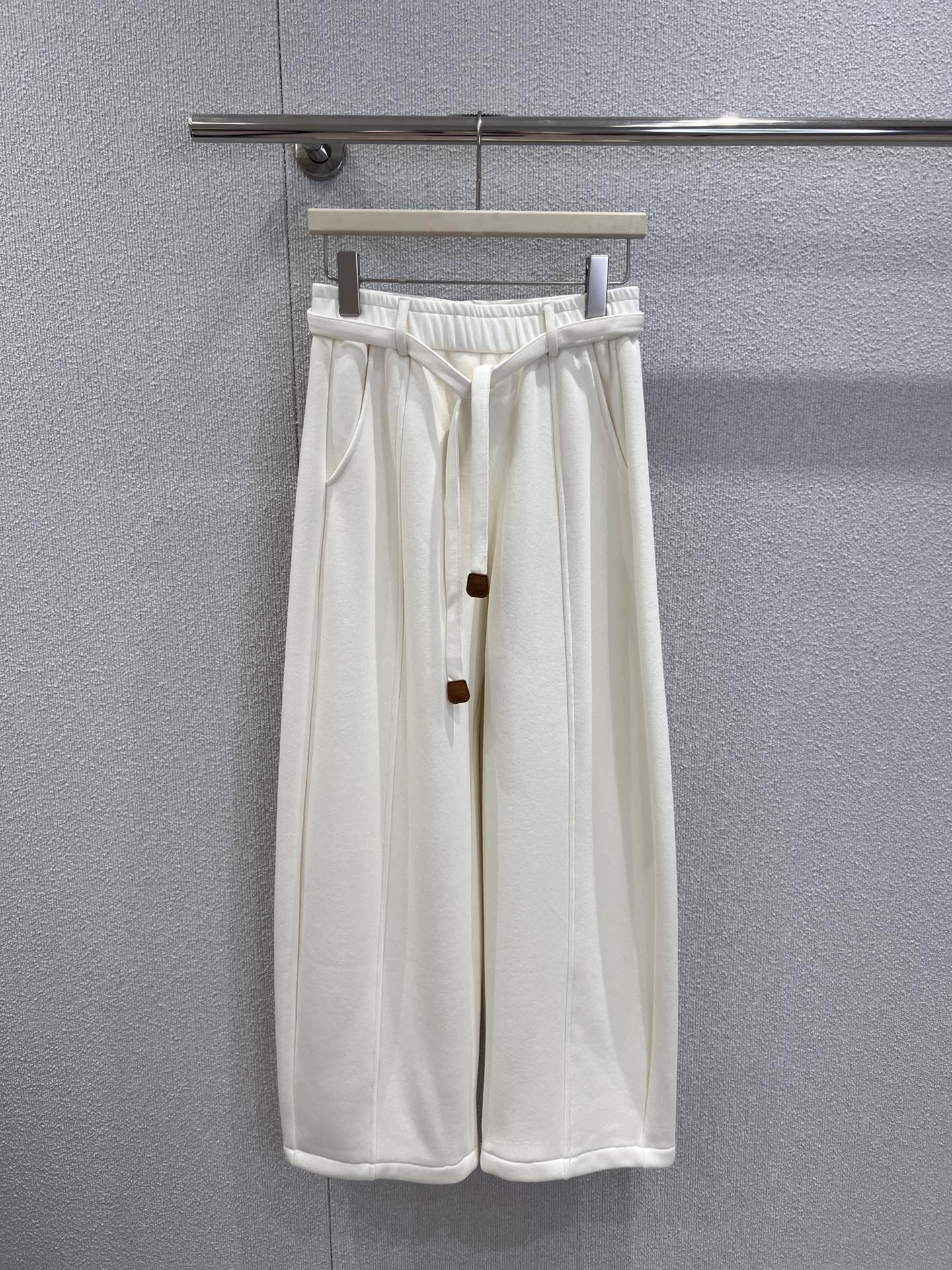 NO:624500,Supports exchange Loew* 25FW new autumn and winter casual sweatpants with velvet belt丨Exclusive high-end version!  The lining is made of glutinous suede, which makes you feel warm in autumn and winter. The wide-legged draped version hides the flesh and shows straight legs. The pockets are embossed with logo hardware and drawstring leather labels. The brand logo is exposed in a low-key manner, making it a dignified and discreet way to wear it!  There are 3 colors to choose from, red is eye-catching, light gray is versatile, and milky white is gentle, covering all your casual wear scenarios in autumn and winter!  Ready sale S/M/L real shot details,,loewe,alexander wang19860909支持换款 Loew* 25FW秋冬新款 加绒腰带休闲卫裤丨独家高版出品！内里是糯叽叽的绒面,秋冬穿暖到心坎里；阔腿垂坠版型藏肉又显腿直,口袋处浮雕Logo五金+抽绳皮革标,低调露出的品牌标识,是显贵不张扬的小心机！3色可选,正红吸睛、浅灰百搭、奶白温柔,承包你秋冬所有休闲穿搭场景！现货发售S/M/L实拍细节图,,loewe,alexander wang,Women's clothing