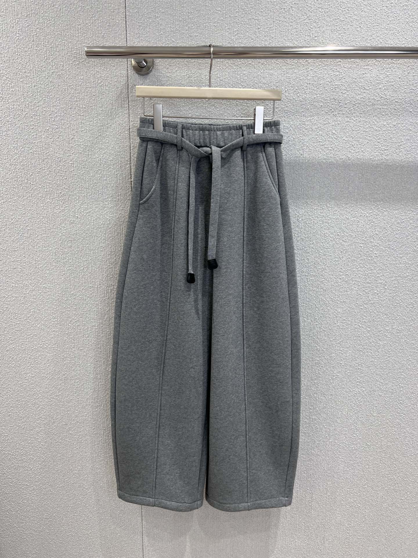 NO:624512,Supports exchange Loew* 25FW new autumn and winter casual sweatpants with velvet belt丨Exclusive high-end version!  The lining is made of glutinous suede, which makes you feel warm in autumn and winter. The wide-legged draped version hides the flesh and shows straight legs. The pockets are embossed with logo hardware and drawstring leather labels. The brand logo is exposed in a low-key manner, making it a dignified and discreet way to wear it!  There are 3 colors to choose from, red is eye-catching, light gray is versatile, and milky white is gentle, covering all your casual wear scenarios in autumn and winter!  Ready sale S/M/L real shot details,,loewe,alexander wang19860909支持换款 Loew* 25FW秋冬新款 加绒腰带休闲卫裤丨独家高版出品！内里是糯叽叽的绒面,秋冬穿暖到心坎里；阔腿垂坠版型藏肉又显腿直,口袋处浮雕Logo五金+抽绳皮革标,低调露出的品牌标识,是显贵不张扬的小心机！3色可选,正红吸睛、浅灰百搭、奶白温柔,承包你秋冬所有休闲穿搭场景！现货发售S/M/L实拍细节图,,loewe,alexander wang,Women's clothing